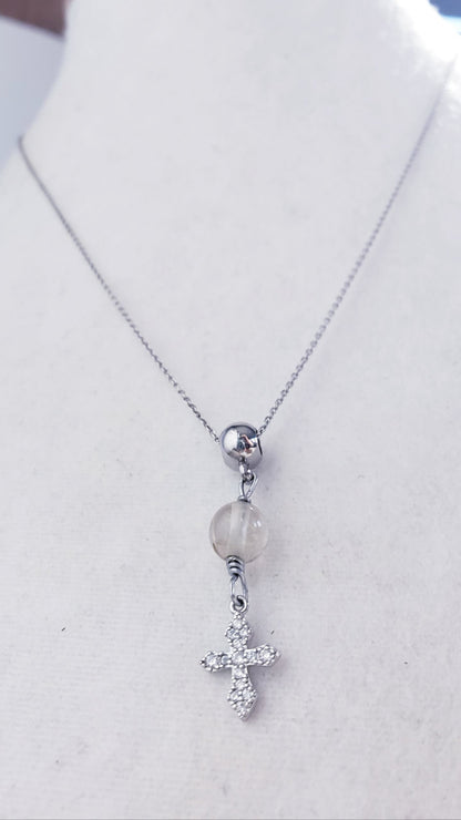Cadena en 925, presenta un hermoso cuarzo redondo  , con un Colgante de cruz de plata de primera ley con incrustaciones de Piedras  Zirconia . - K.Beloved LLC