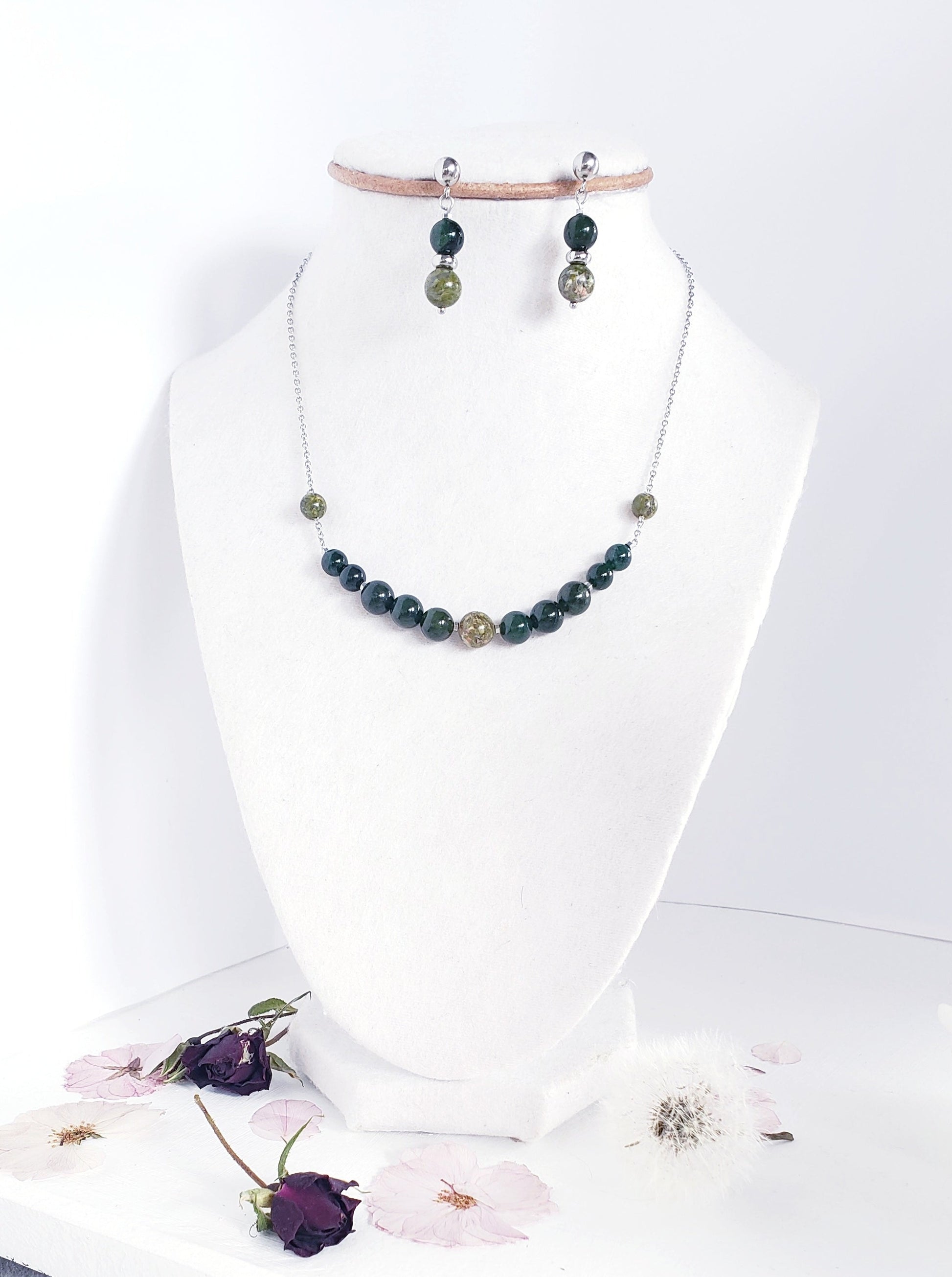 Delicado Collar y Aretes en Acero Inoxidable con Delicadas Piedras en Cuarzo Verde - K.Beloved LLC