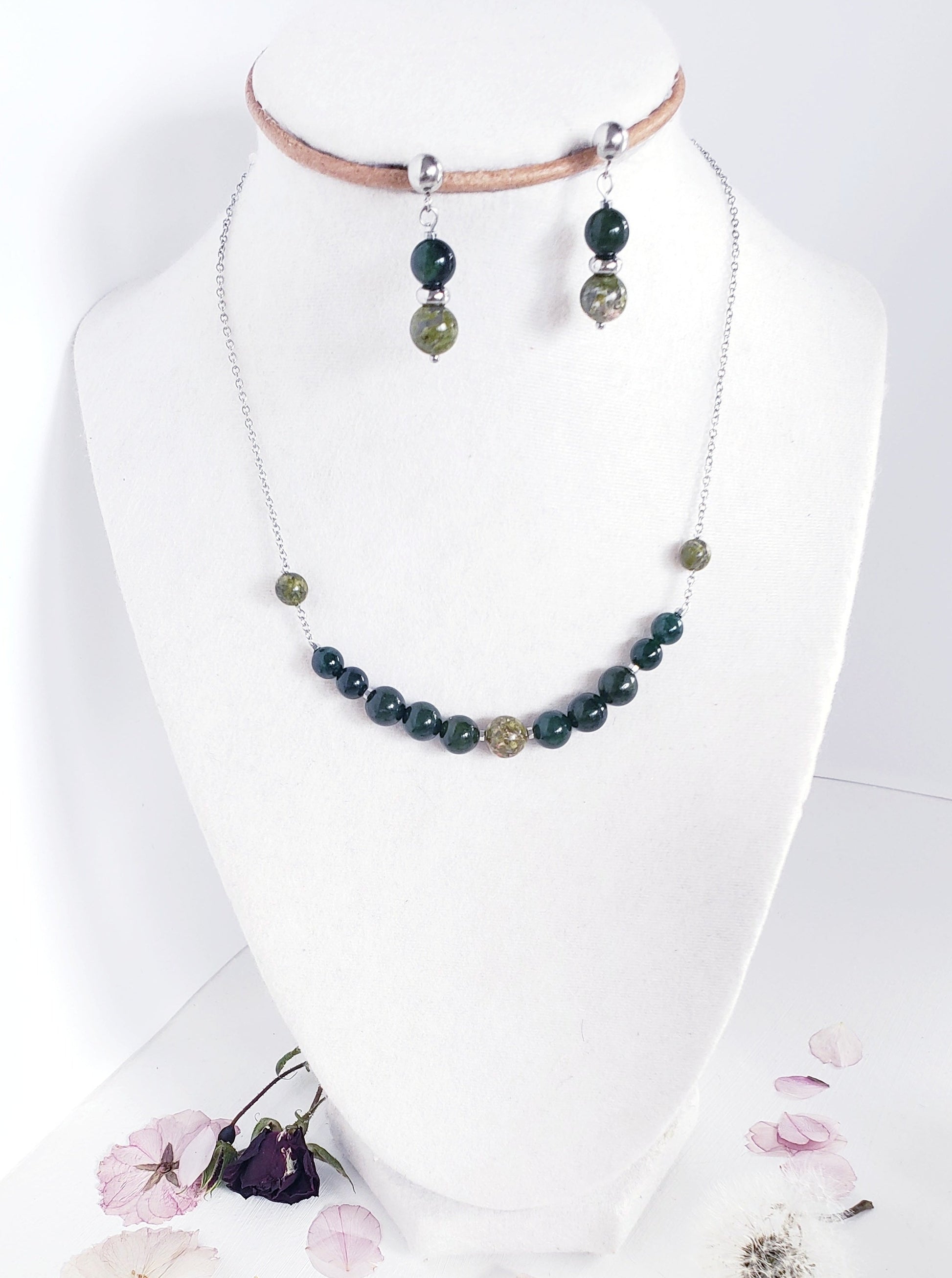 Delicado Collar y Aretes en Acero Inoxidable con Delicadas Piedras en Cuarzo Verde - K.Beloved LLC