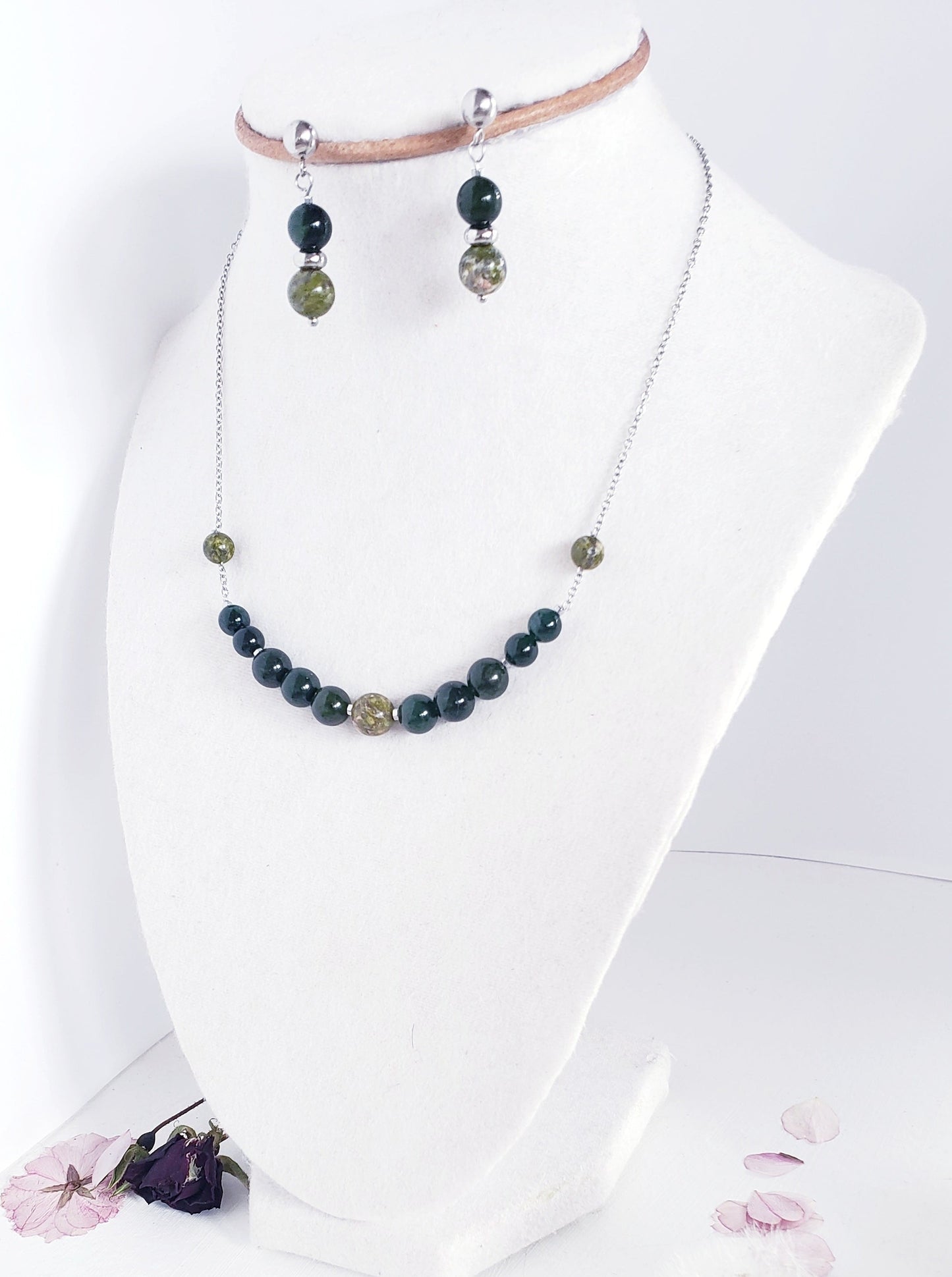 Delicado Collar y Aretes en Acero Inoxidable con Delicadas Piedras en Cuarzo Verde - K.Beloved LLC