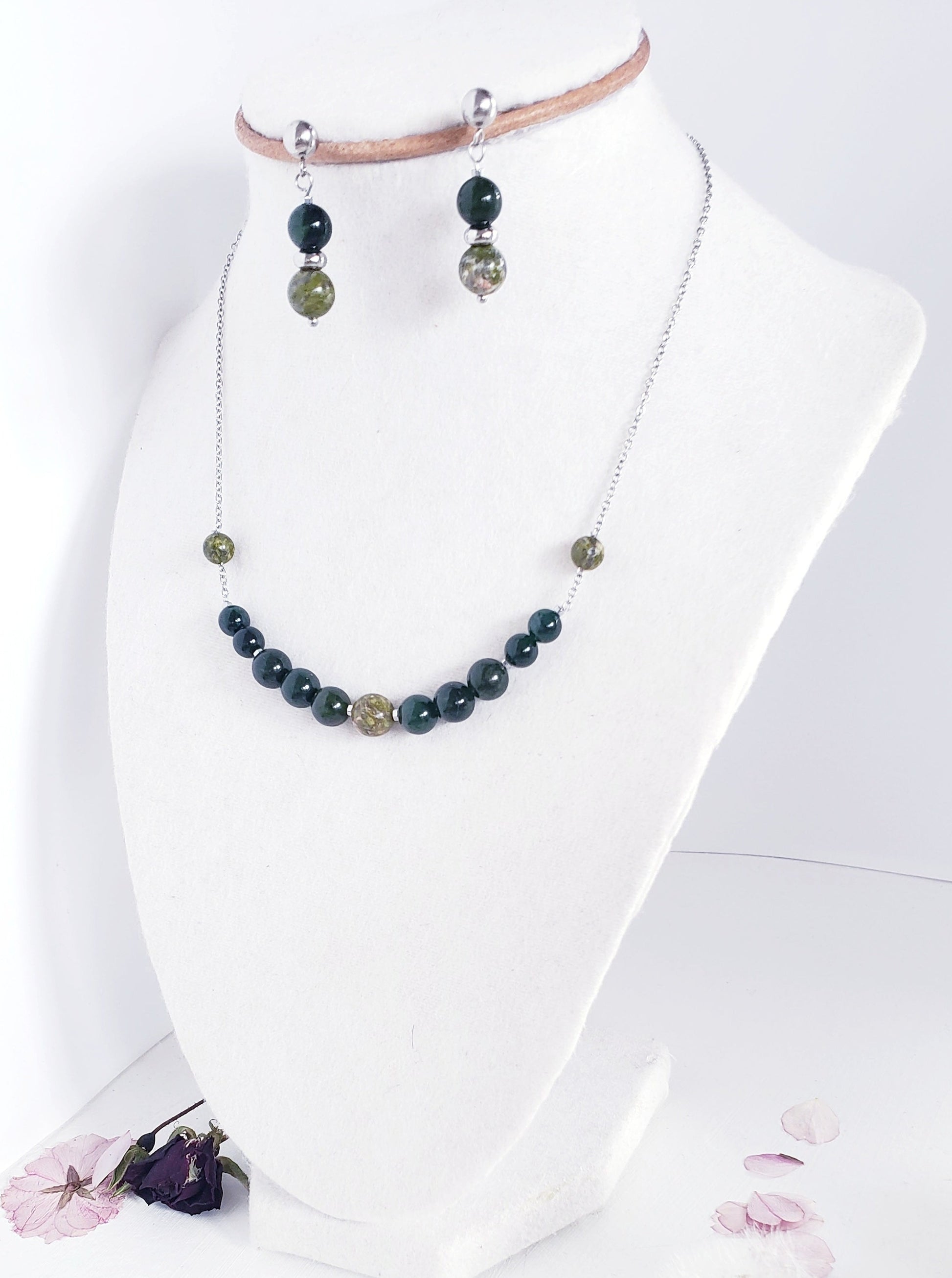 Delicado Collar y Aretes en Acero Inoxidable con Delicadas Piedras en Cuarzo Verde - K.Beloved LLC