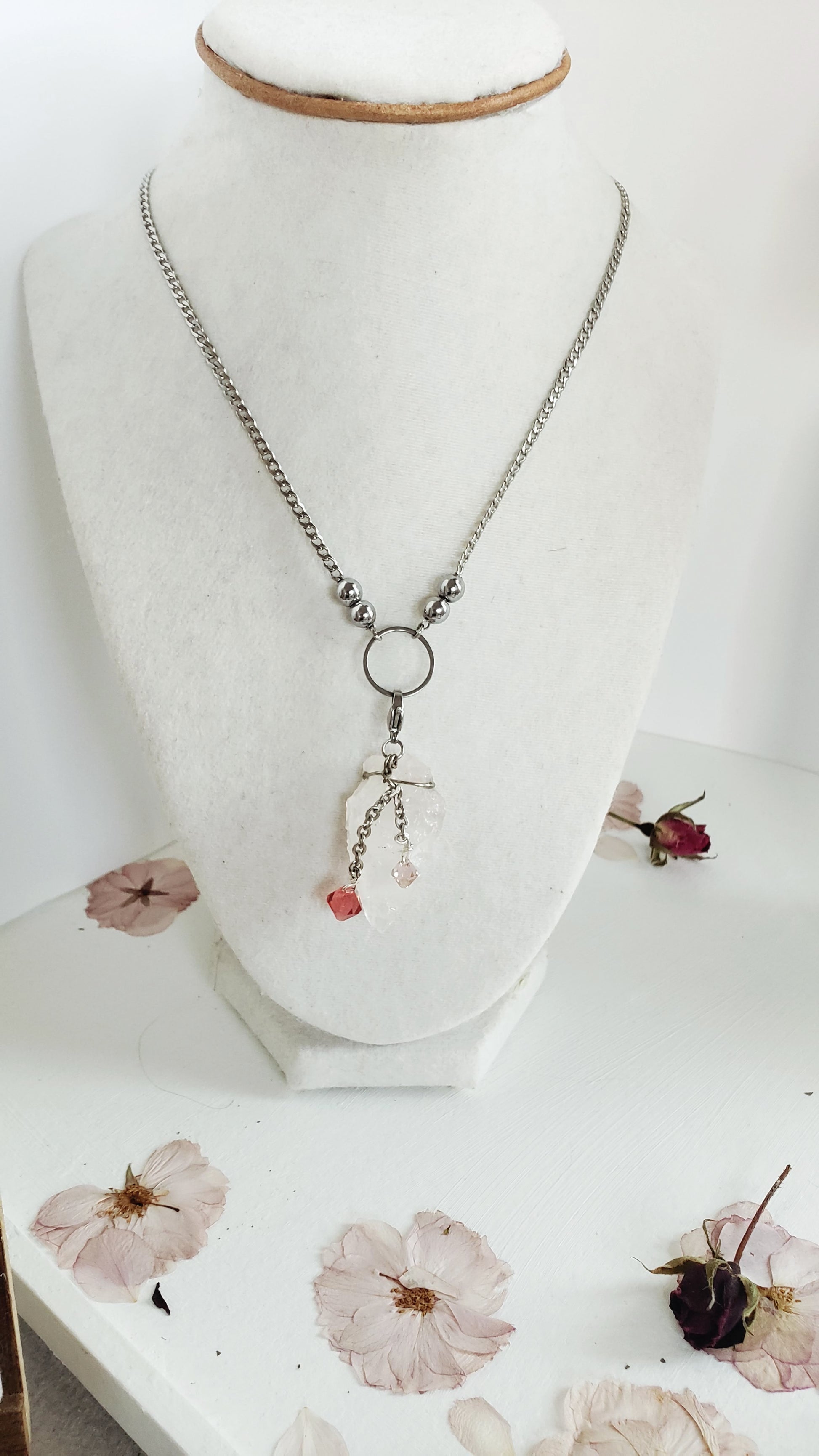 Déjate seducir por la belleza clásica y la elegancia eterna de nuestro Delicado Conjunto de Collar y Aretes, con Un Colgante Desmontable en Piedra de Cuarzo Rosado que  irradia un brillo natural que captura la luz a cada paso - K.Beloved LLC