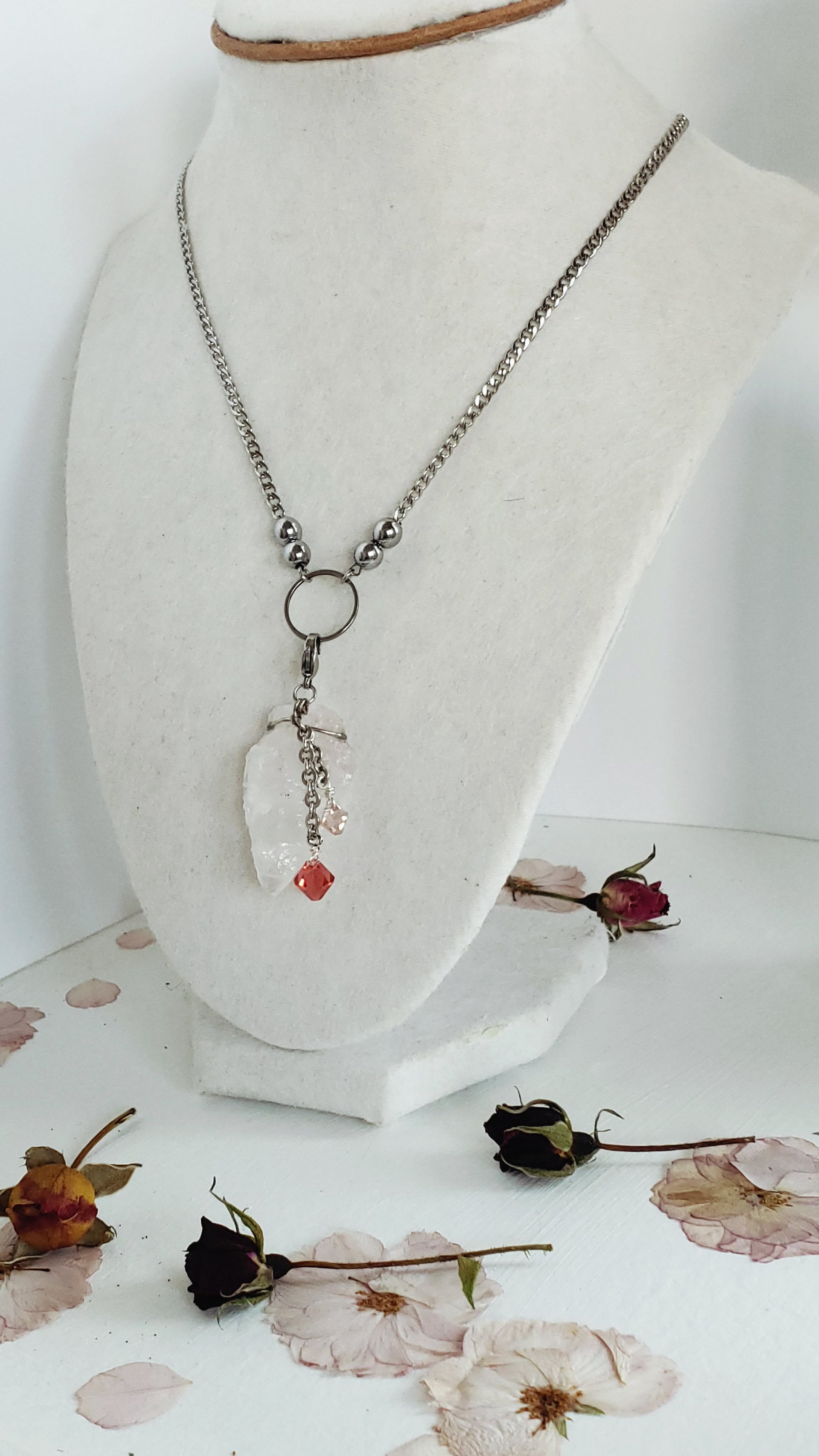 Déjate seducir por la belleza clásica y la elegancia eterna de nuestro Delicado Conjunto de Collar y Aretes, con Un Colgante Desmontable en Piedra de Cuarzo Rosado que  irradia un brillo natural que captura la luz a cada paso - K.Beloved LLC