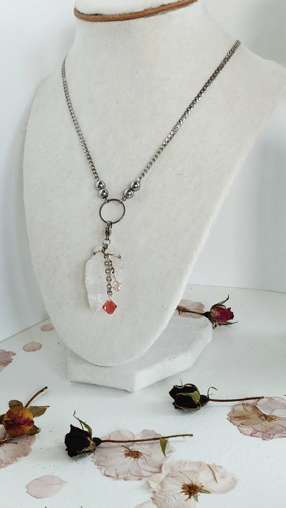 Déjate seducir por la belleza clásica y la elegancia eterna de nuestro Delicado Conjunto de Collar y Aretes, con Un Colgante Desmontable en Piedra de Cuarzo Rosado que  irradia un brillo natural que captura la luz a cada paso - K.Beloved LLC