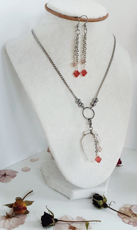 Déjate seducir por la belleza clásica y la elegancia eterna de nuestro Delicado Conjunto de Collar y Aretes, con Un Colgante Desmontable en Piedra de Cuarzo Rosado que  irradia un brillo natural que captura la luz a cada paso - K.Beloved LLC