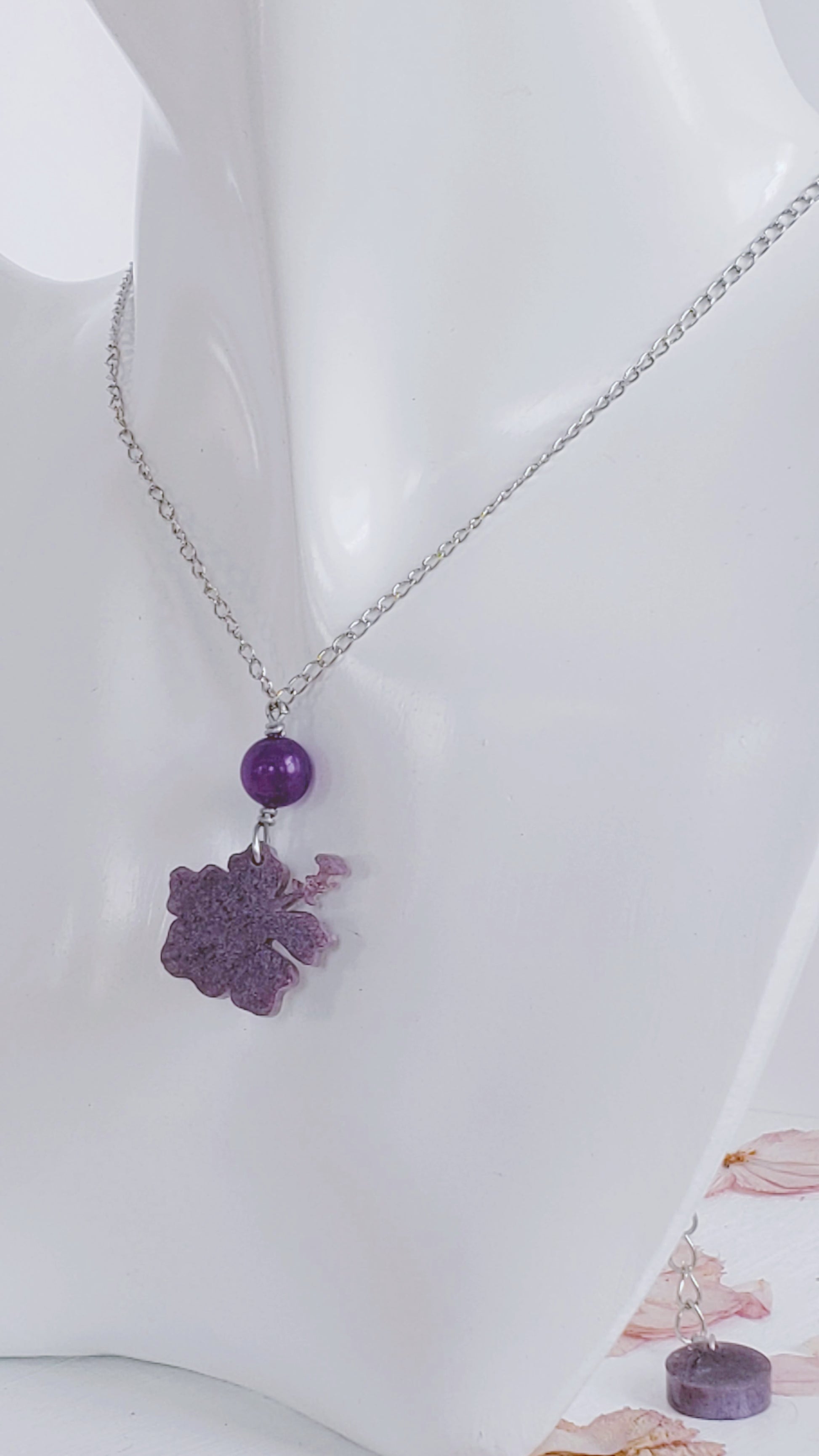 Collar en Acero Inoxidable  Flor Maga en Resina Violeta  con Cuarzo Violeta - K.Beloved LLC