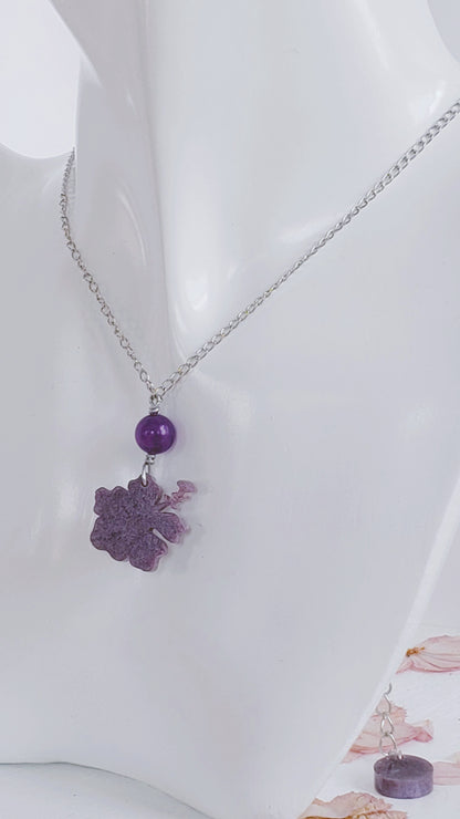 Collar en Acero Inoxidable  Flor Maga en Resina Violeta  con Cuarzo Violeta - K.Beloved LLC