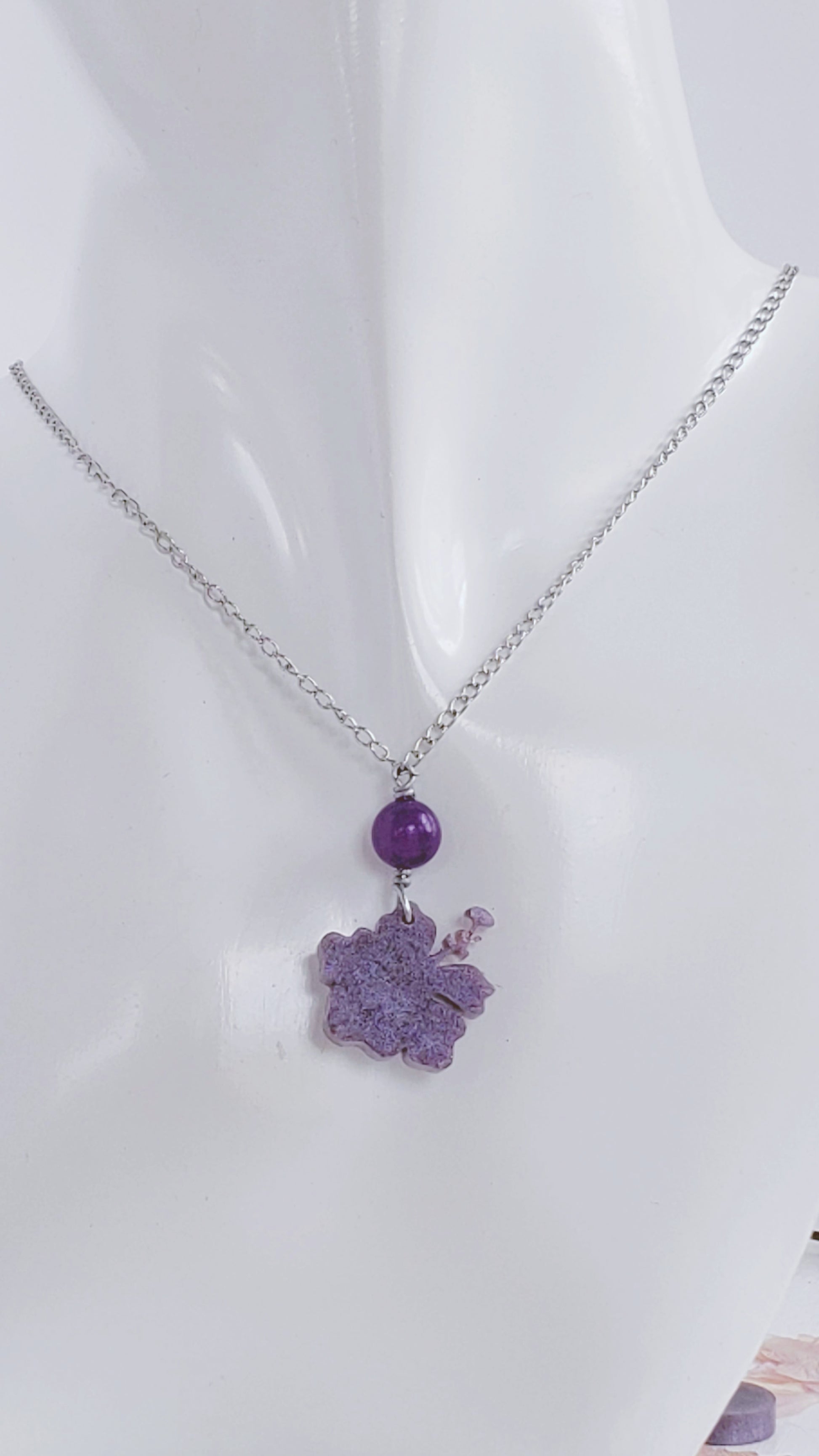 Collar en Acero Inoxidable  Flor Maga en Resina Violeta  con Cuarzo Violeta - K.Beloved LLC