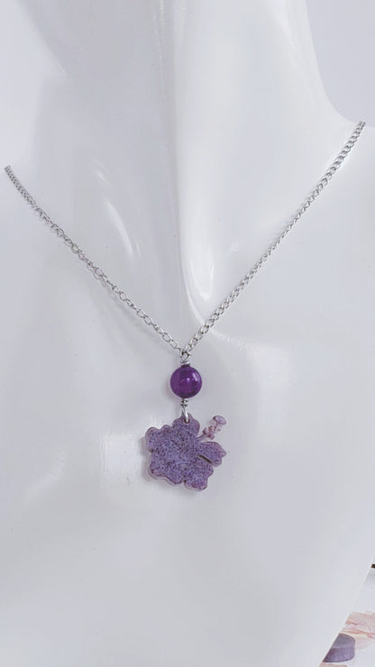Collar en Acero Inoxidable  Flor Maga en Resina Violeta  con Cuarzo Violeta - K.Beloved LLC