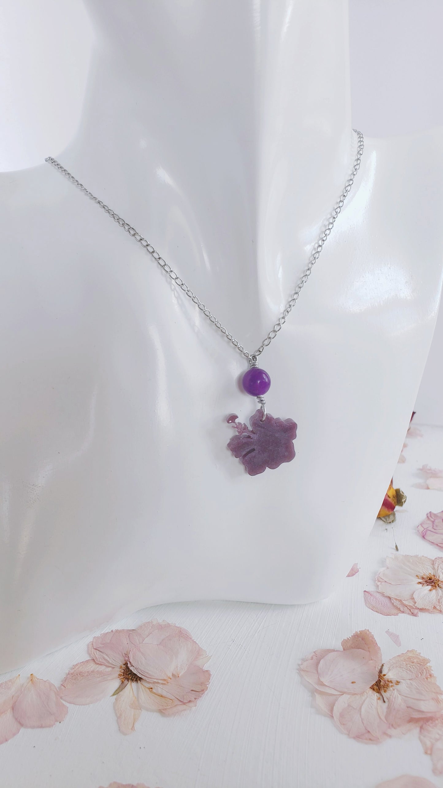 Collar en Acero Inoxidable  Flor Maga en Resina Violeta  con Cuarzo Violeta - K.Beloved LLC