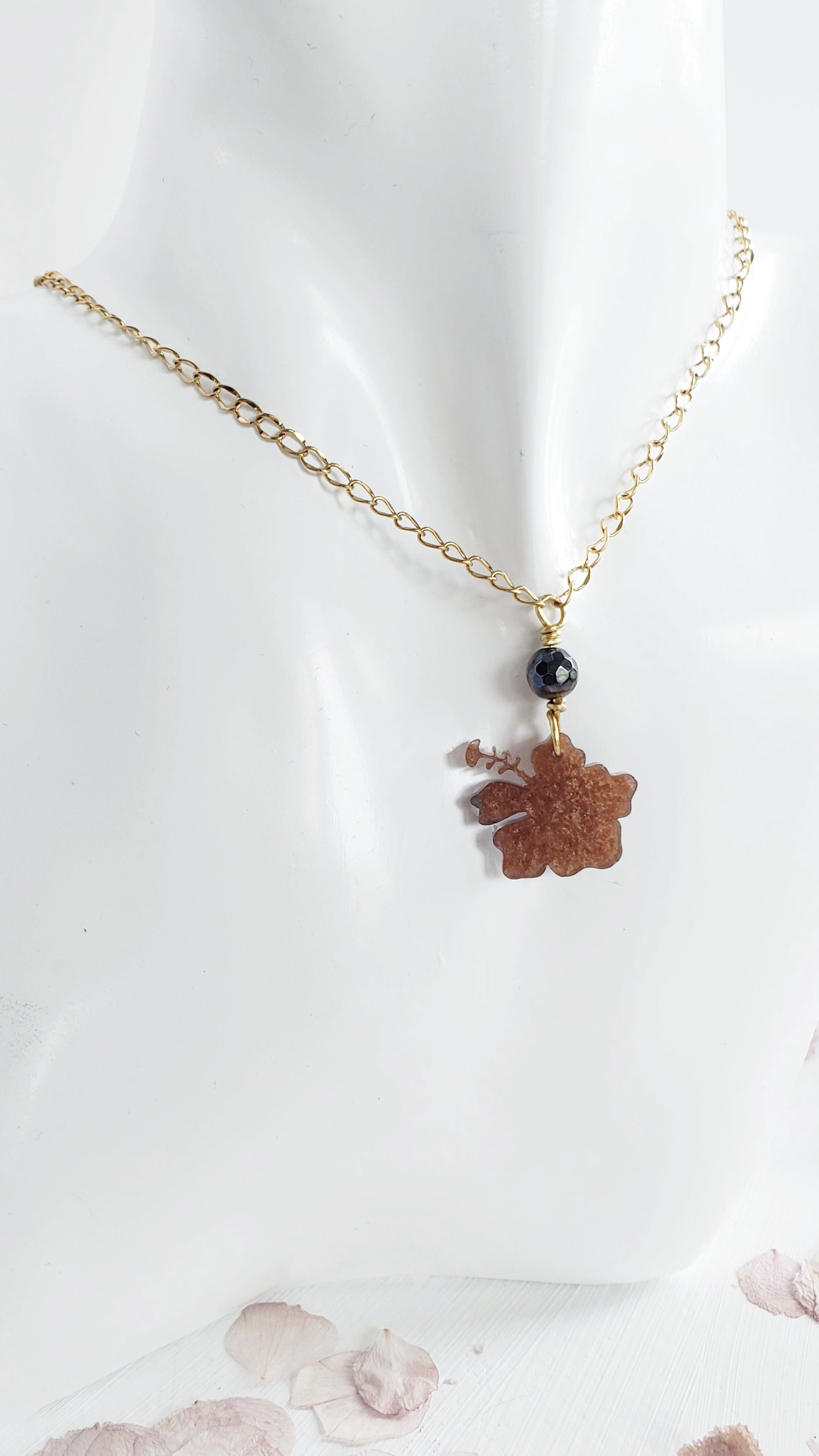 Collar en Acero Inoxidable con Colgante en Resina de Flor Maga color Marron - K.Beloved LLC