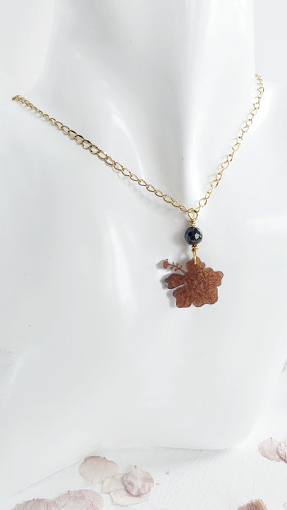Collar en Acero Inoxidable con Colgante en Resina de Flor Maga color Marron - K.Beloved LLC