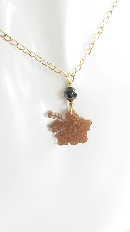 Collar en Acero Inoxidable con Colgante en Resina de Flor Maga color Marron - K.Beloved LLC