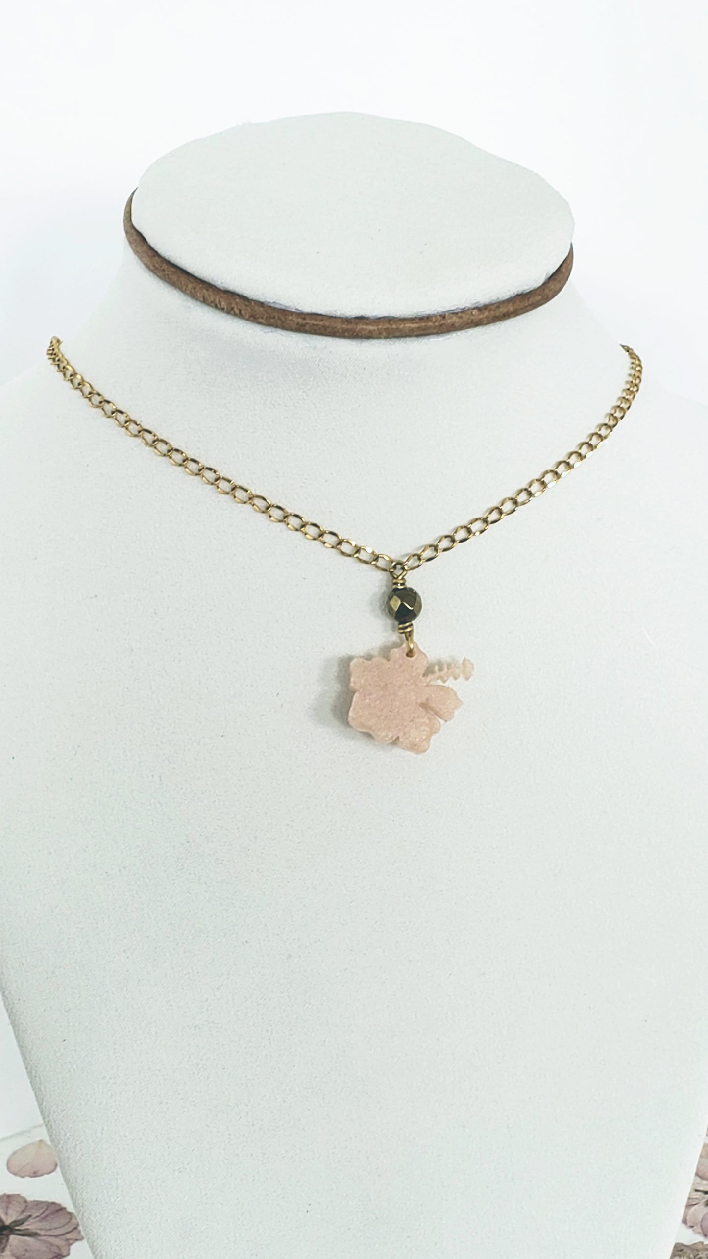 Collar en Acero Inoxidable  Flor Maga en Resina color Durazno Pastel  Piedra Hematite Dorado - K.Beloved LLC