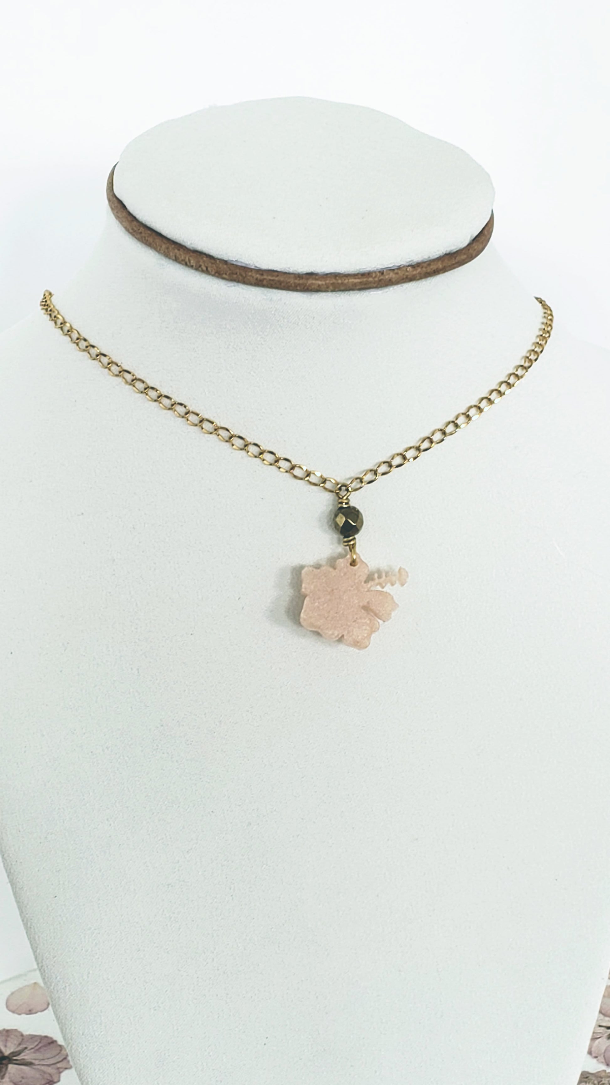 Collar en Acero Inoxidable  Flor Maga en Resina color Durazno Pastel  Piedra Hematite Dorado - K.Beloved LLC
