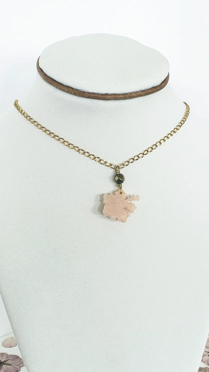 Collar en Acero Inoxidable  Flor Maga en Resina color Durazno Pastel  Piedra Hematite Dorado - K.Beloved LLC