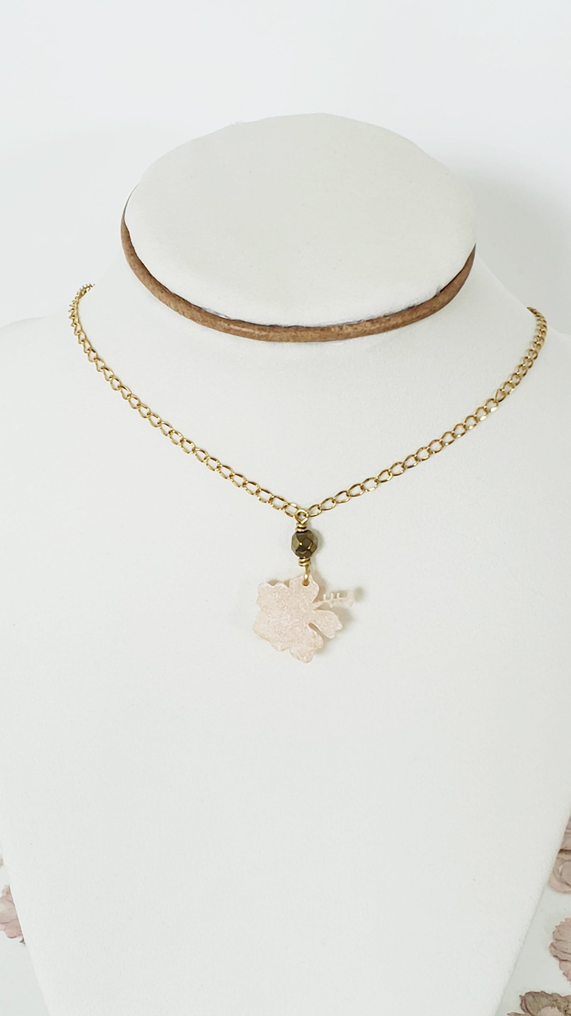 Collar en Acero Inoxidable  Flor Maga en Resina color Durazno Pastel  Piedra Hematite Dorado - K.Beloved LLC