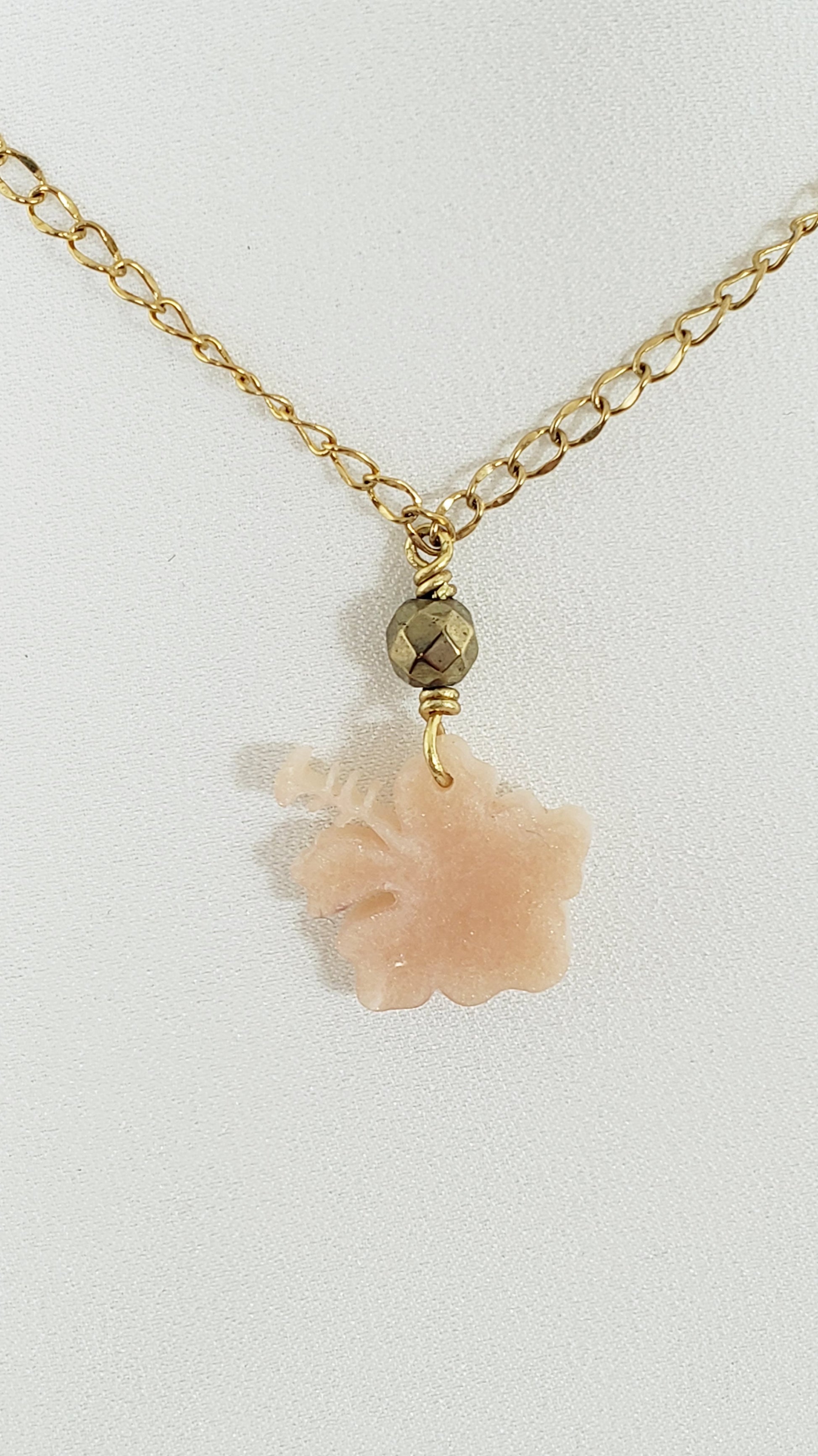 Collar en Acero Inoxidable  Flor Maga en Resina color Durazno Pastel  Piedra Hematite Dorado - K.Beloved LLC