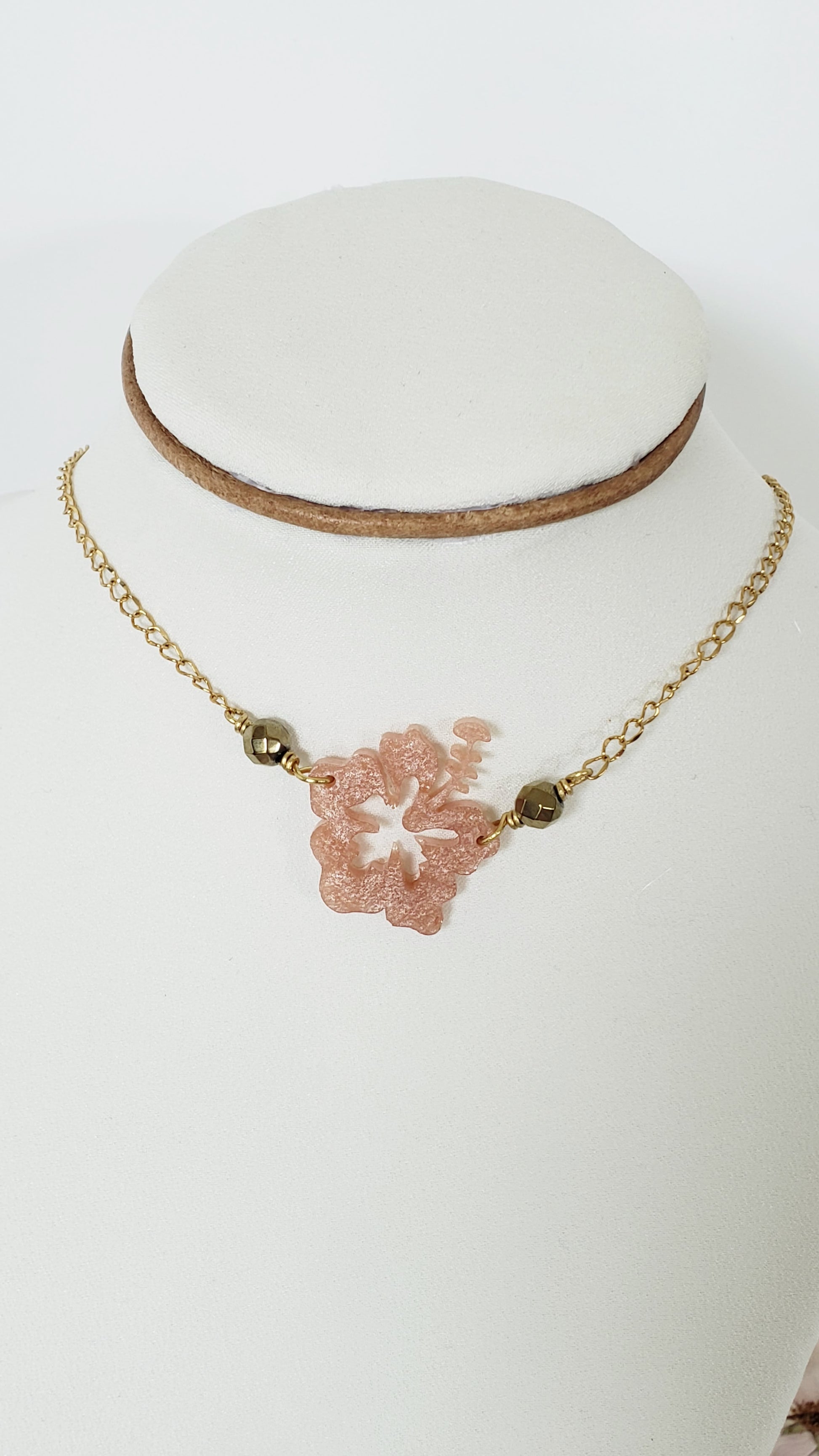 Collar Acero Inoxidable  Flor Grande  Maga en Resina color Durazno y   Hematite Dorado - K.Beloved LLC