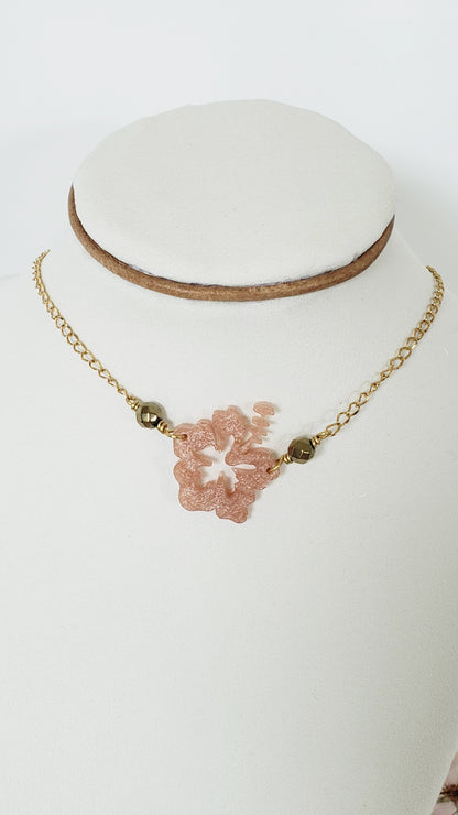 Collar Acero Inoxidable  Flor Grande  Maga en Resina color Durazno y   Hematite Dorado - K.Beloved LLC