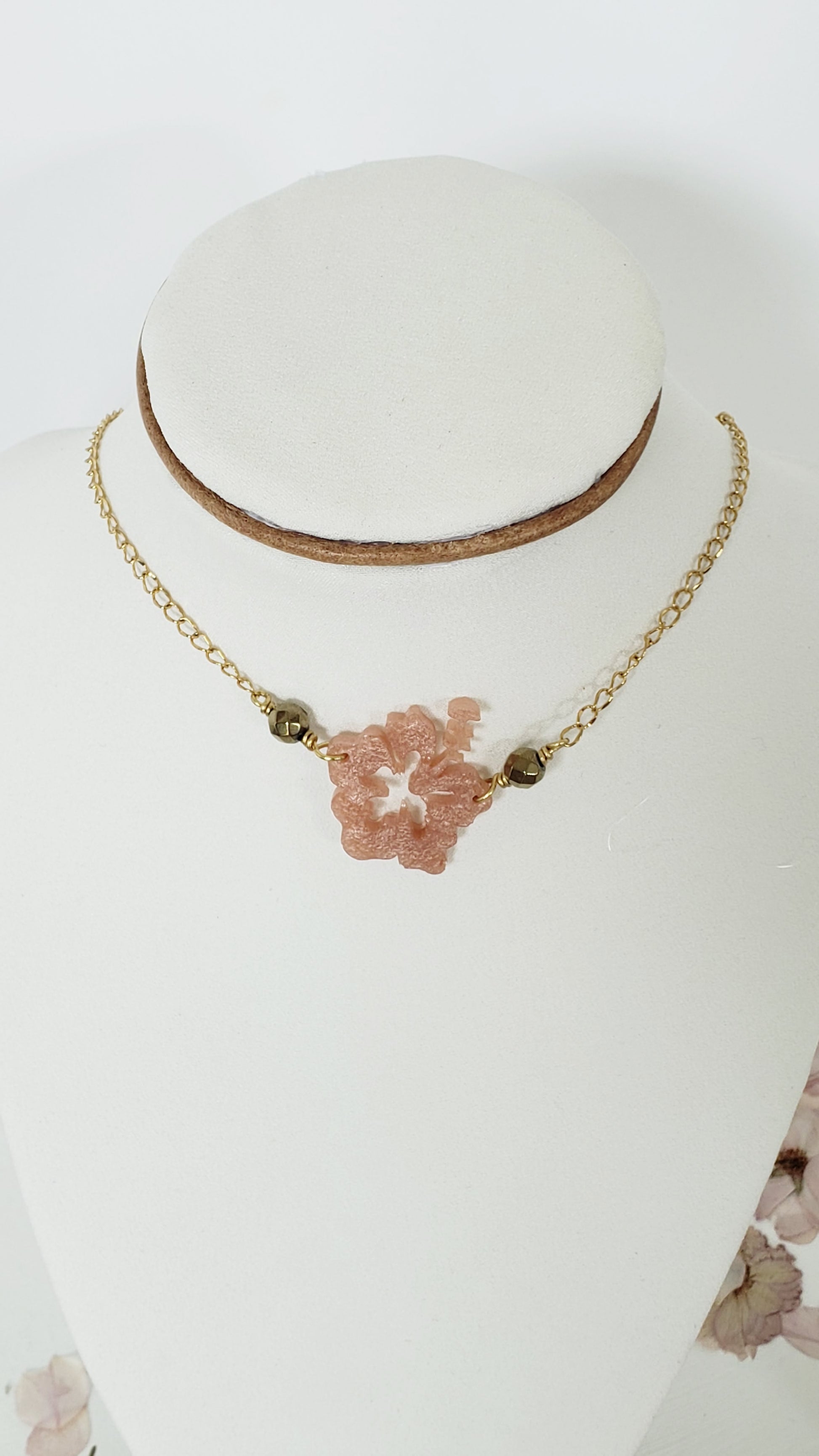 Collar Acero Inoxidable  Flor Grande  Maga en Resina color Durazno y   Hematite Dorado - K.Beloved LLC