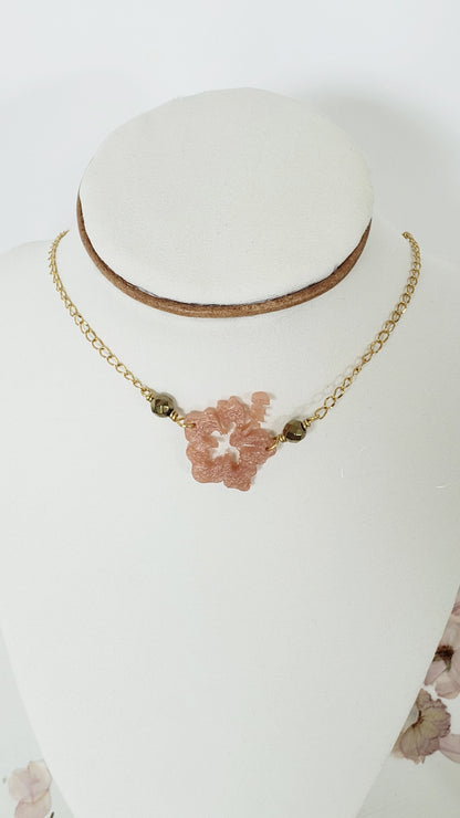 Collar Acero Inoxidable  Flor Grande  Maga en Resina color Durazno y   Hematite Dorado - K.Beloved LLC