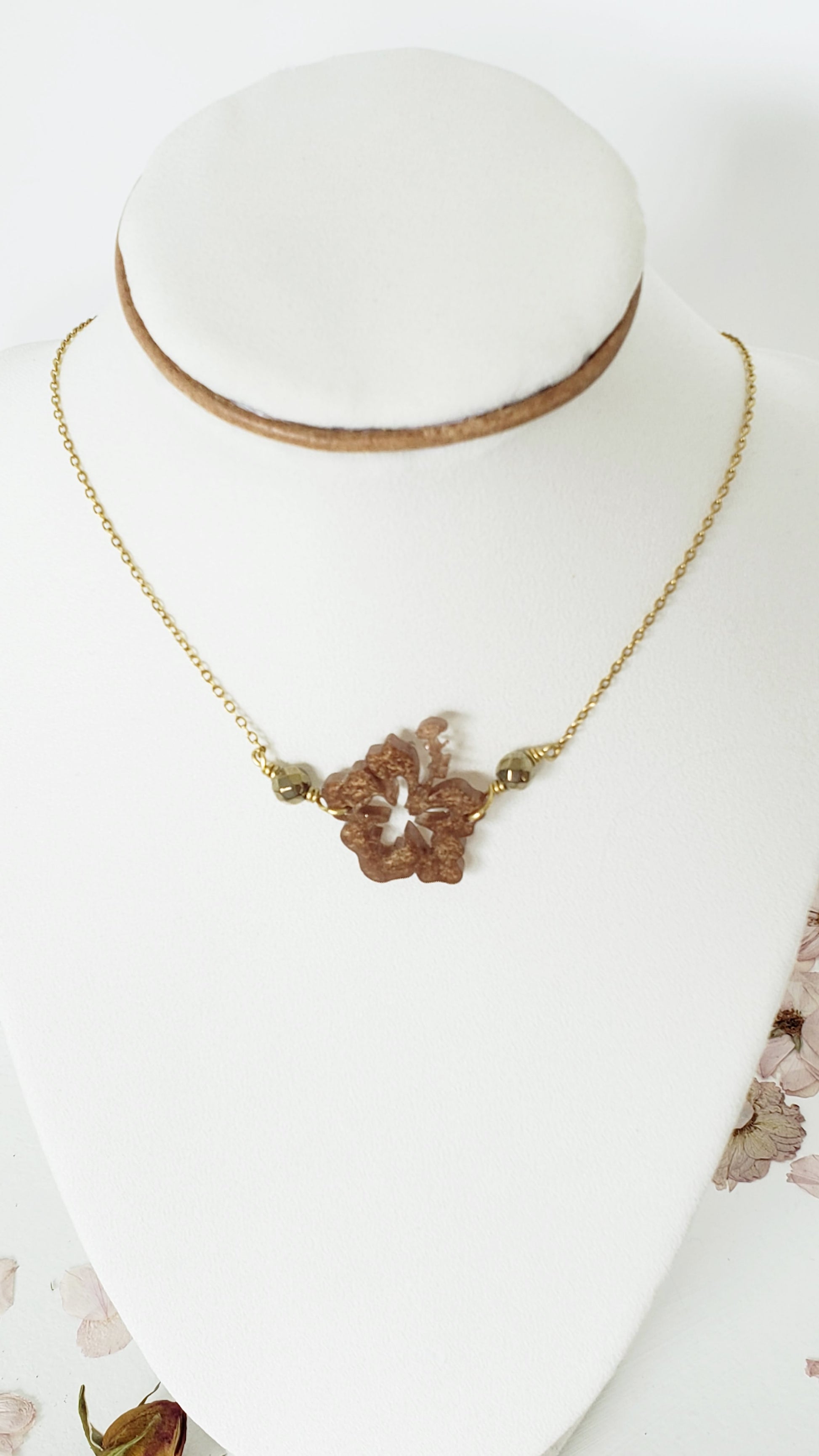 Collar en Acero Inoxidable con La Flor Maga en Resina color Marron con Piedra Hematite Dorado - K.Beloved LLC