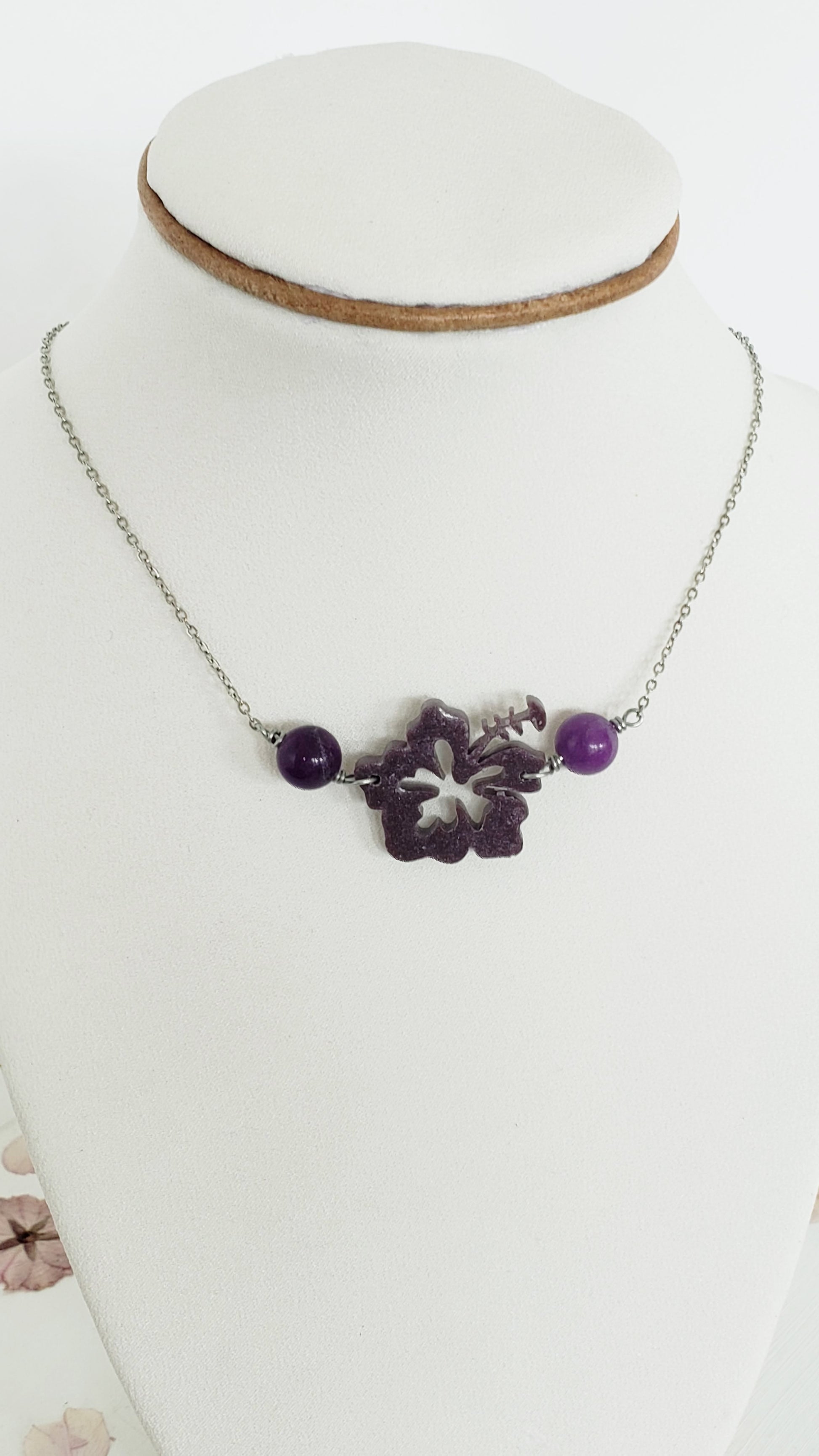 Collar en Acero Inoxidable  Flor Maga en Resina Violeta y Cuarzo Violeta - K.Beloved LLC