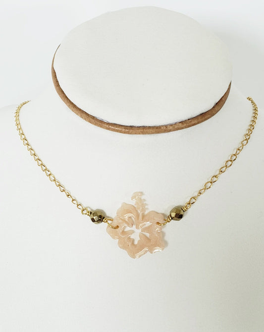 Collar en Acero Inoxidable conla Flor Maga en Resina color Pastel durazno con Piedra Hematite dorado - K.Beloved LLC