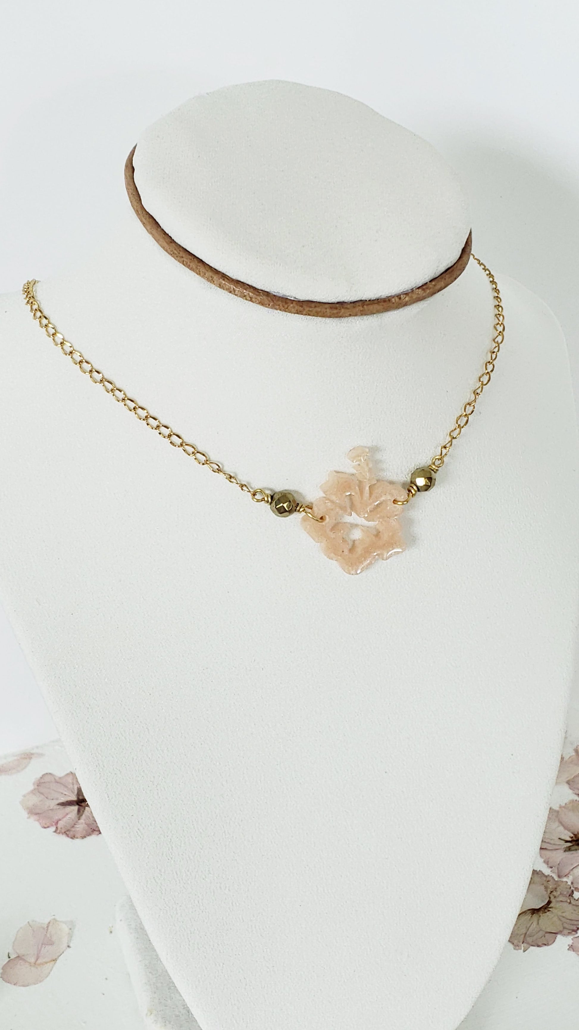 Collar en Acero Inoxidable conla Flor Maga en Resina color Pastel durazno con Piedra Hematite dorado - K.Beloved LLC