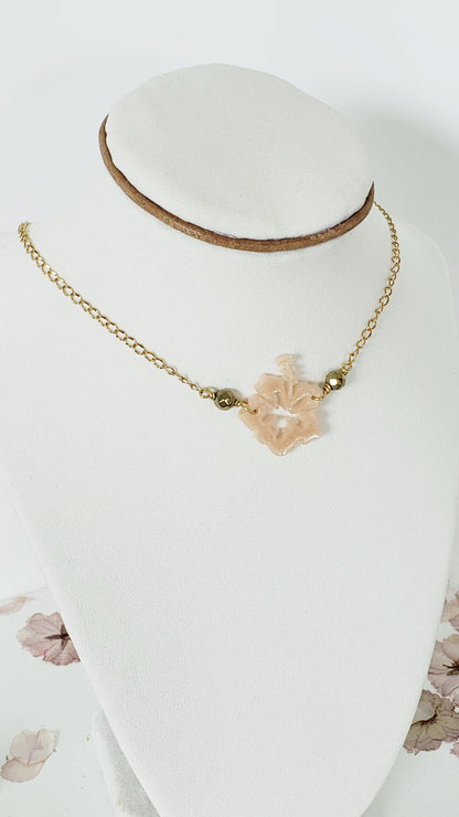 Collar en Acero Inoxidable conla Flor Maga en Resina color Pastel durazno con Piedra Hematite dorado - K.Beloved LLC