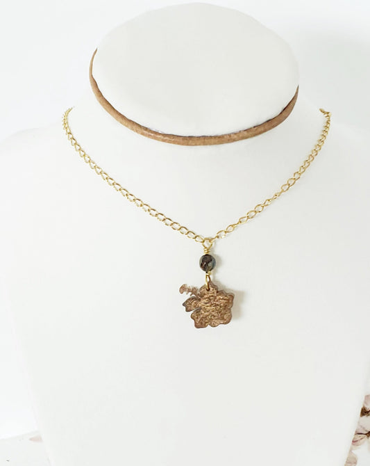 Collar en Acero Inoxidable con Colgante en Resina de Flor Maga color Marron - K.Beloved LLC