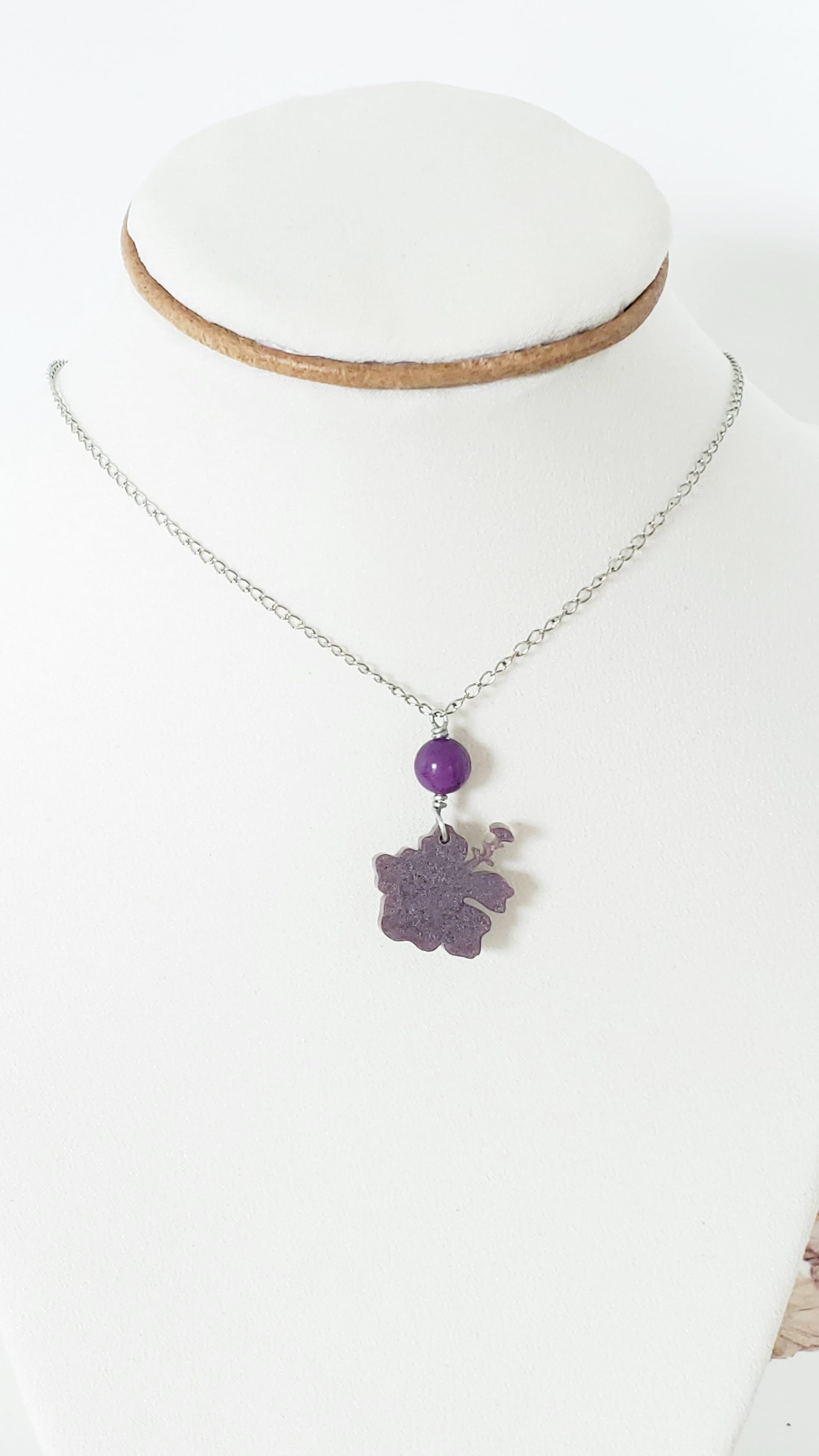 Collar en Acero Inoxidable  Flor Maga en Resina Violeta  con Cuarzo Violeta - K.Beloved LLC