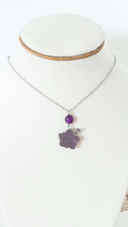 Collar en Acero Inoxidable  Flor Maga en Resina Violeta  con Cuarzo Violeta - K.Beloved LLC