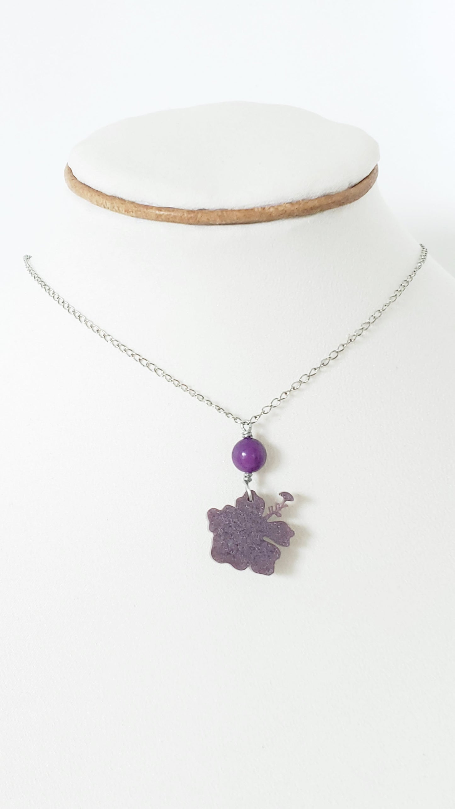 Collar en Acero Inoxidable  Flor Maga en Resina Violeta  con Cuarzo Violeta - K.Beloved LLC