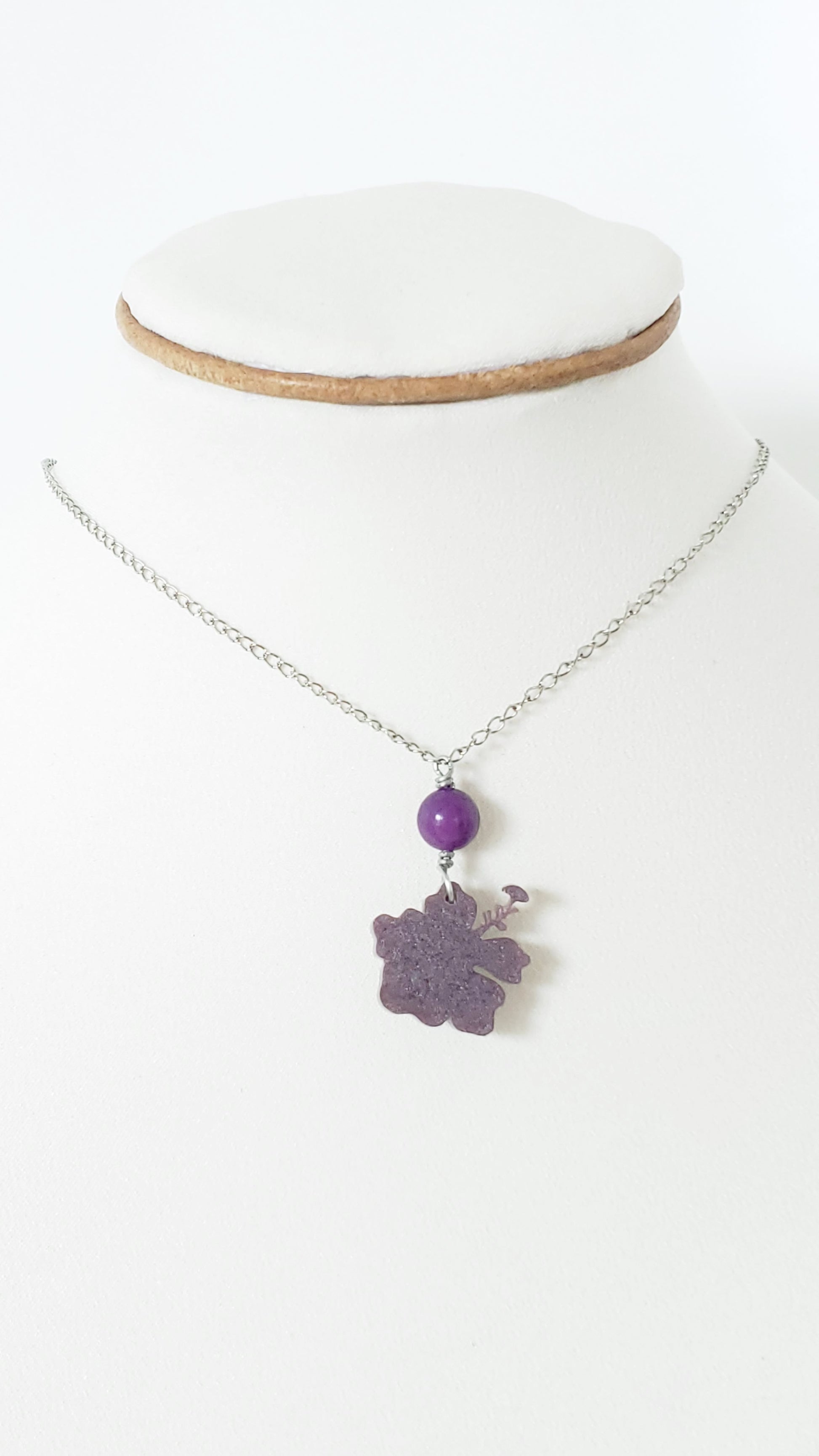 Collar en Acero Inoxidable  Flor Maga en Resina Violeta  con Cuarzo Violeta - K.Beloved LLC