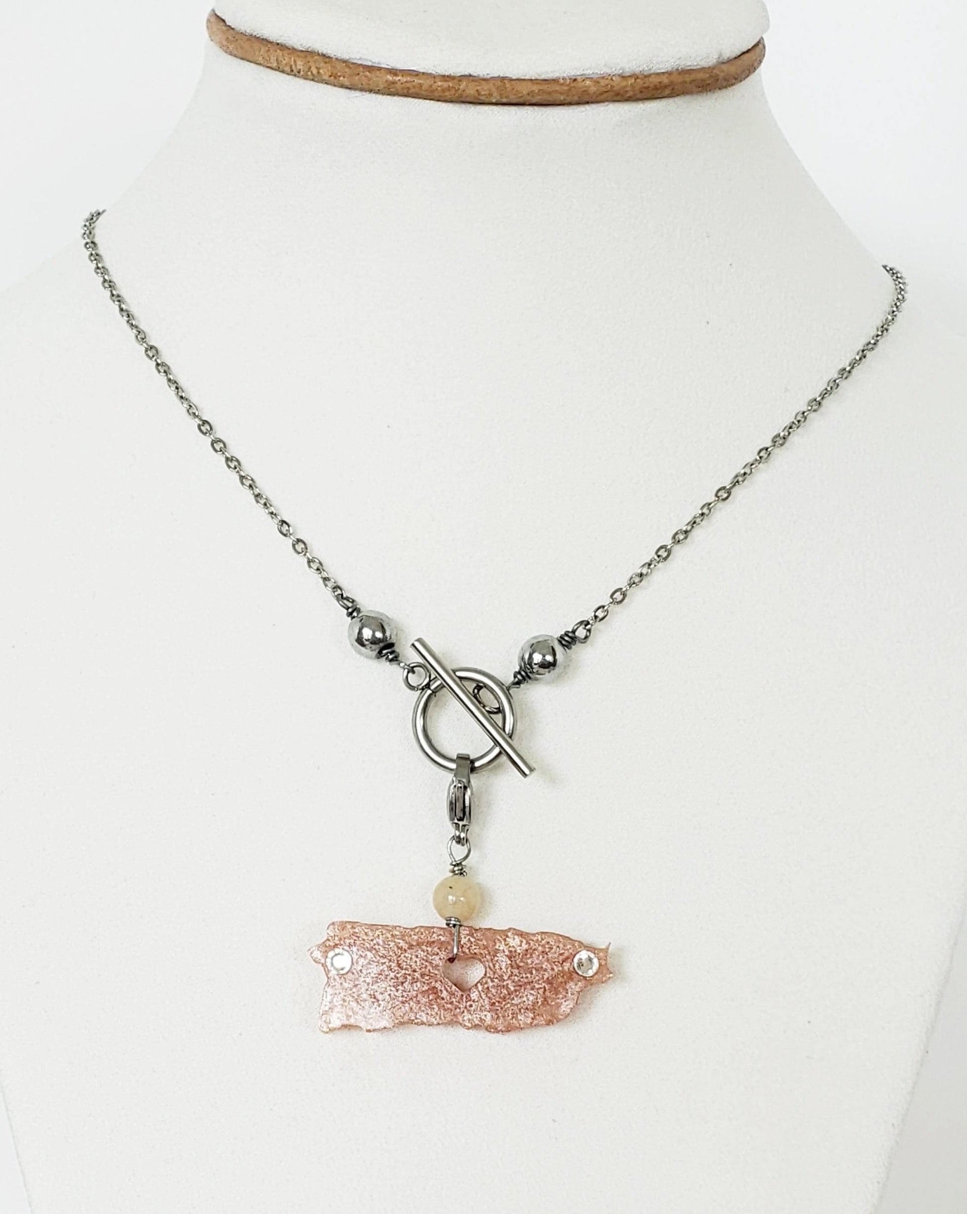 Collar en Acero Inoxidable con Dijes desmontables del Mapa De P.R. en Resina color  Durazno - K.Beloved LLC