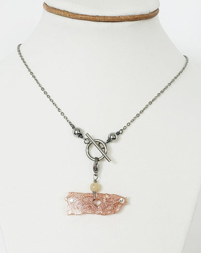 Collar en Acero Inoxidable con Dijes desmontables del Mapa De P.R. en Resina color  Durazno - K.Beloved LLC