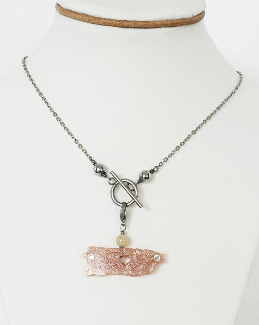 Collar en Acero Inoxidable con Dijes desmontables del Mapa De P.R. en Resina color  Durazno - K.Beloved LLC