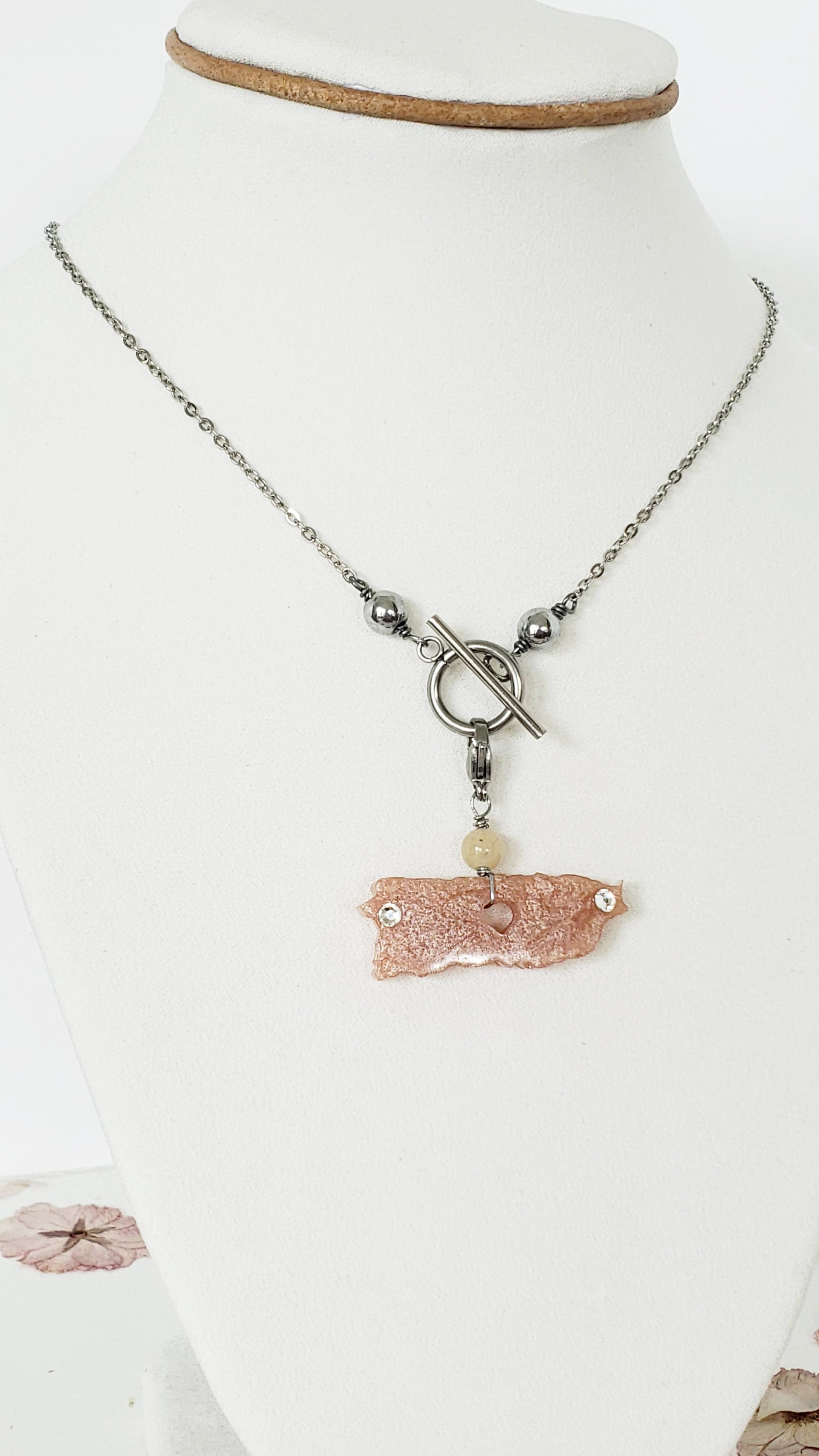 Collar en Acero Inoxidable con Dijes desmontables del Mapa De P.R. en Resina color  Durazno - K.Beloved LLC