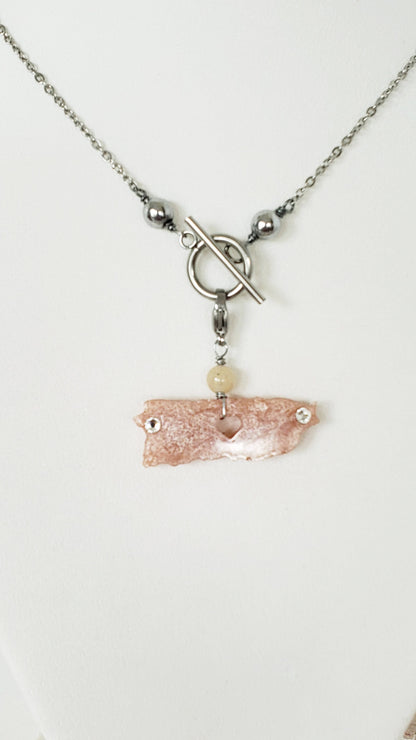 Collar en Acero Inoxidable con Dijes desmontables del Mapa De P.R. en Resina color  Durazno - K.Beloved LLC