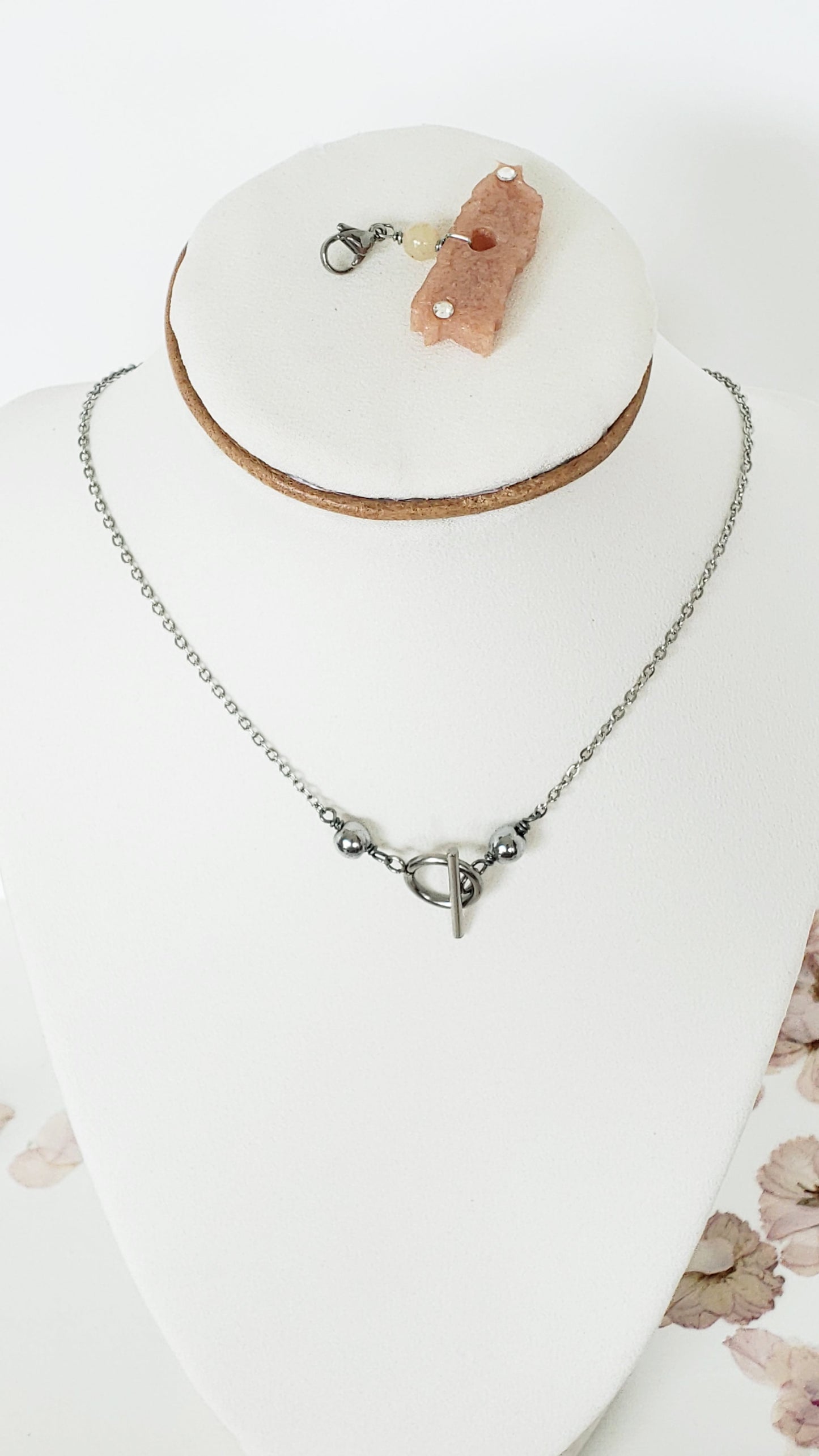 Collar en Acero Inoxidable con Dijes desmontables del Mapa De P.R. en Resina color  Durazno - K.Beloved LLC