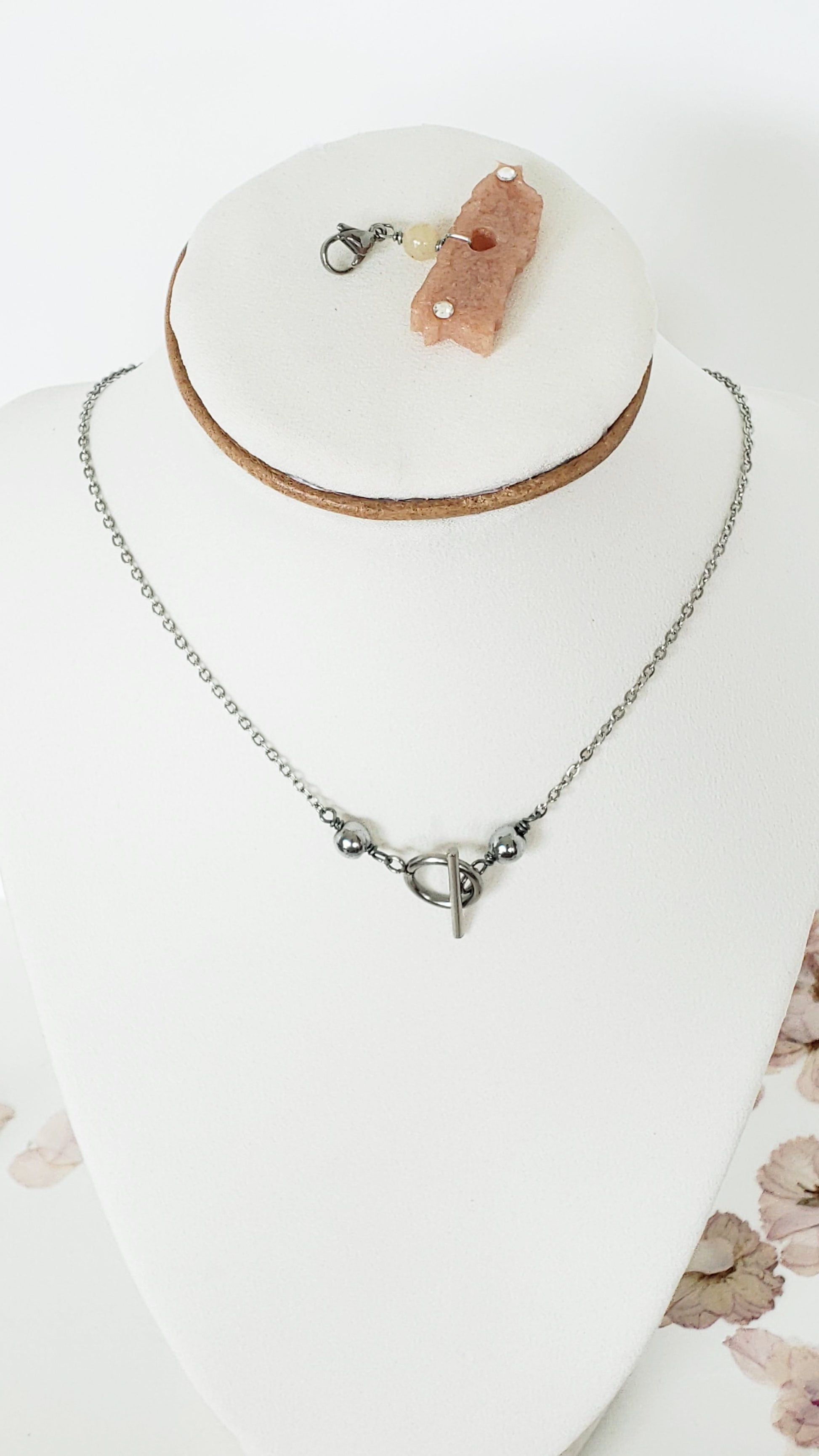 Collar en Acero Inoxidable con Dijes desmontables del Mapa De P.R. en Resina color  Durazno - K.Beloved LLC