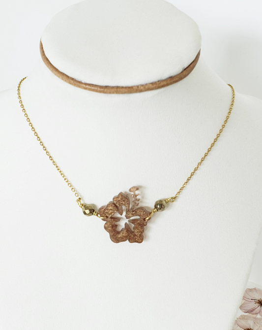 Collar en Acero Inoxidable con La Flor Maga en Resina color Marron con Piedra Hematite Dorado - K.Beloved LLC
