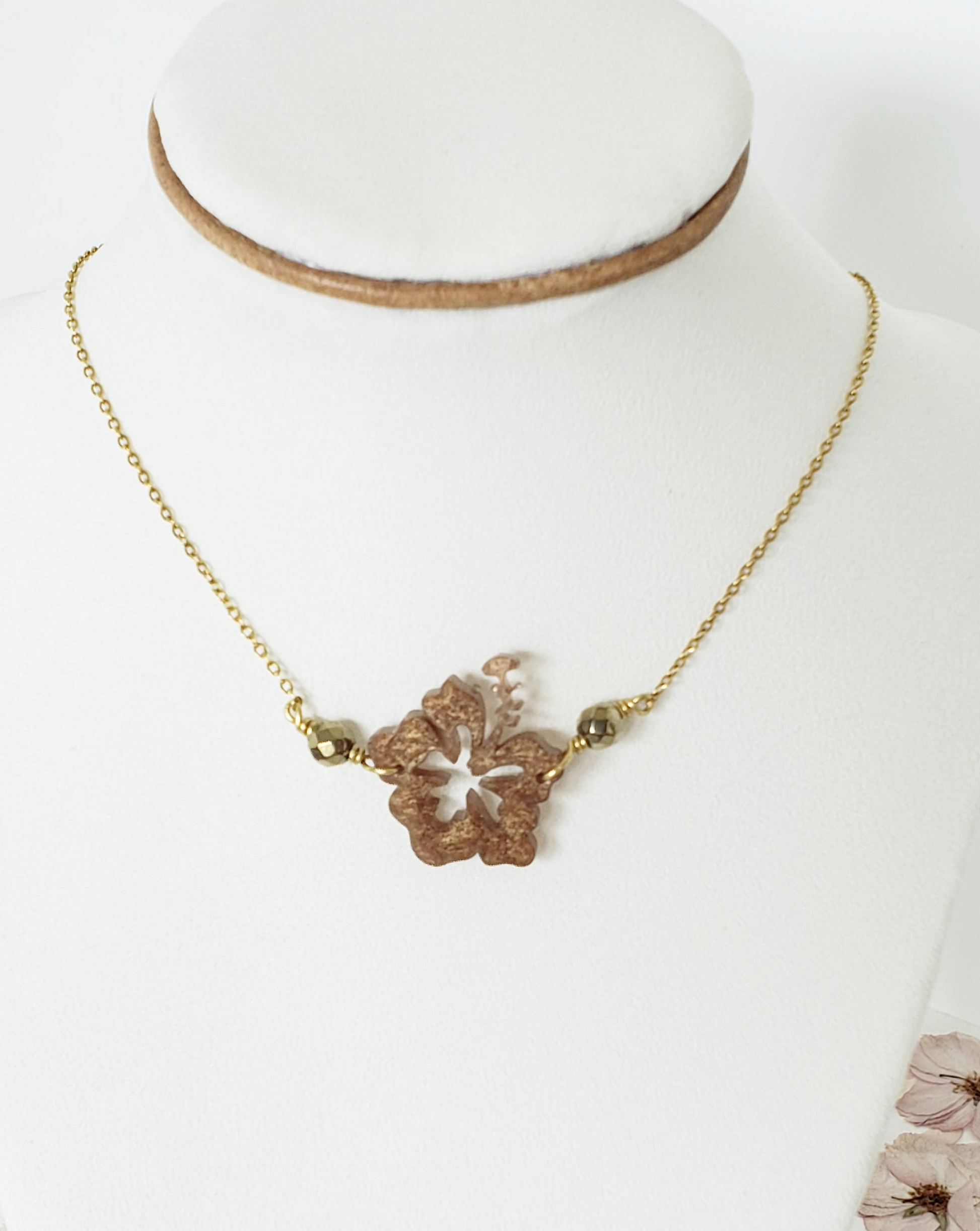 Collar en Acero Inoxidable con La Flor Maga en Resina color Marron con Piedra Hematite Dorado - K.Beloved LLC
