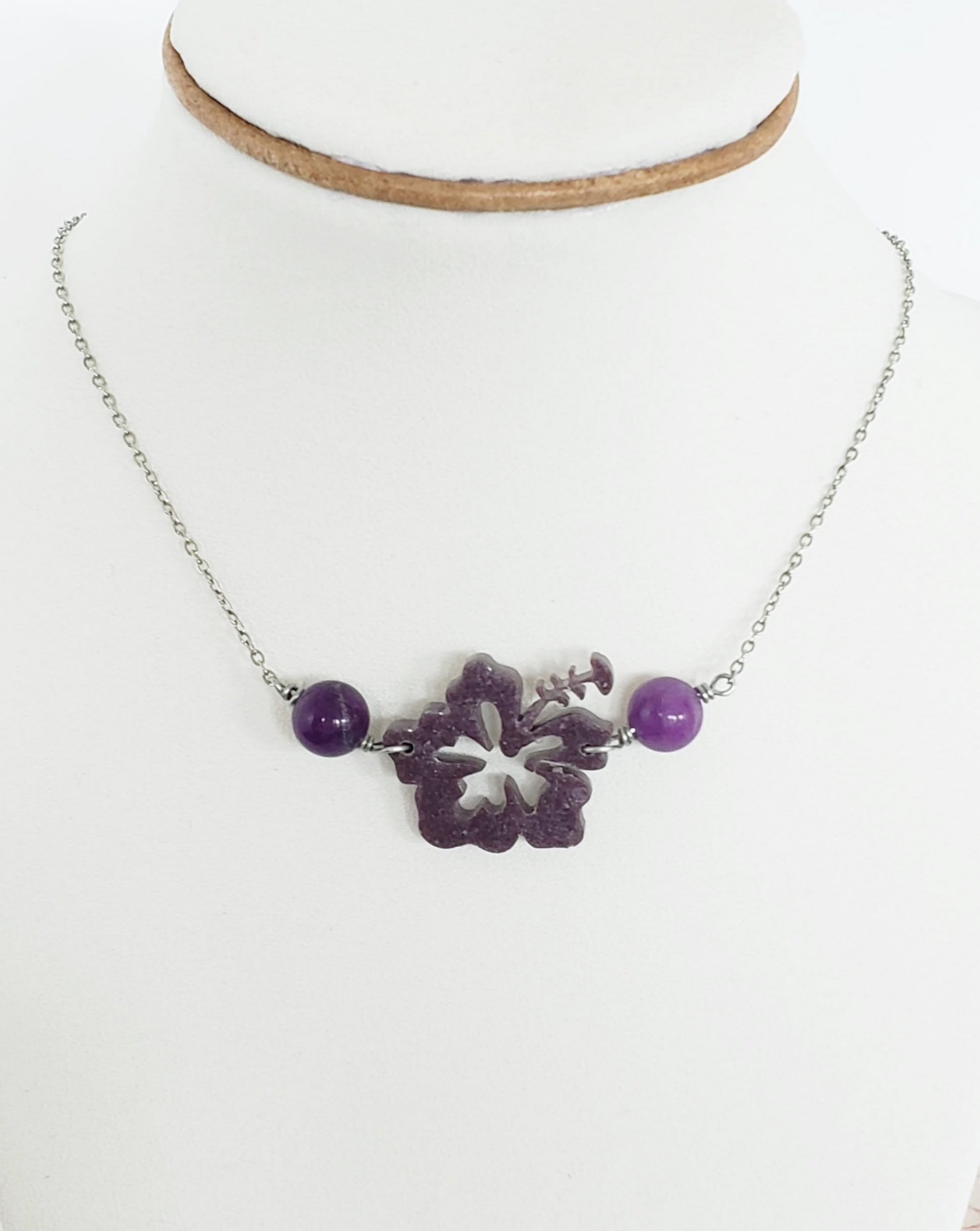 Collar en Acero Inoxidable  Flor Maga en Resina Violeta y Cuarzo Violeta - K.Beloved LLC