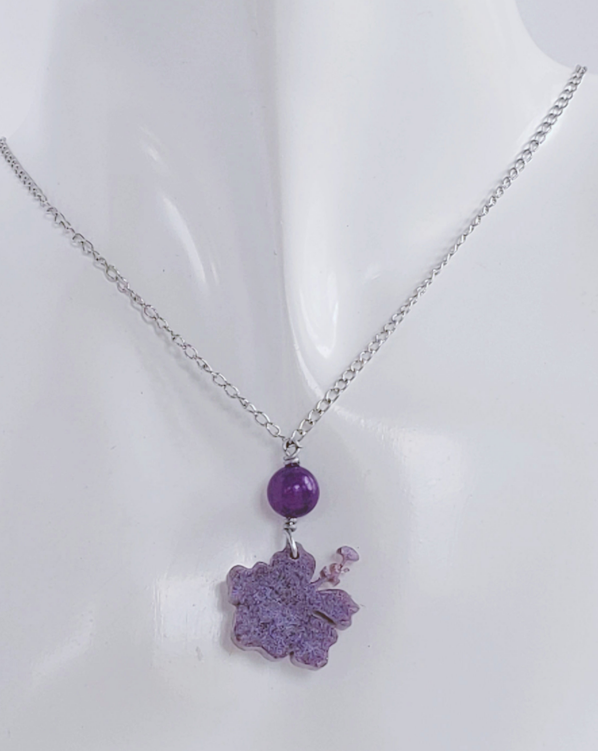 Collar en Acero Inoxidable  Flor Maga en Resina Violeta  con Cuarzo Violeta - K.Beloved LLC