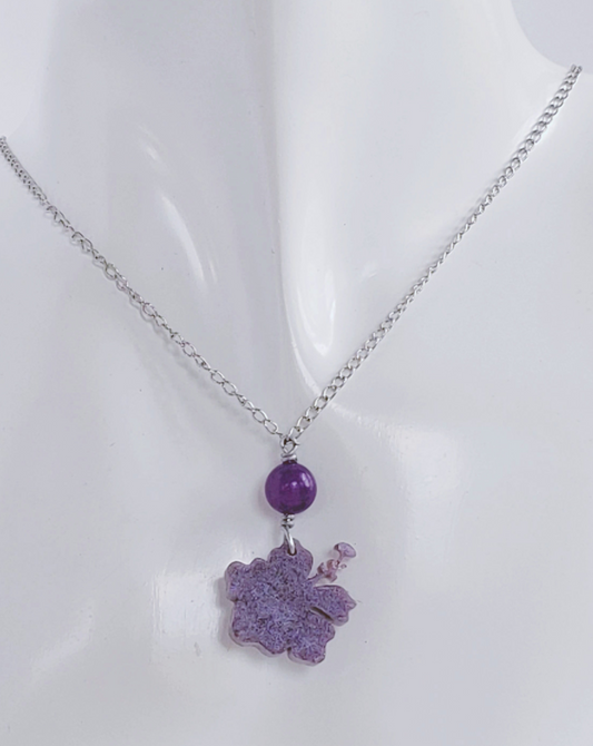 Collar en Acero Inoxidable  Flor Maga en Resina Violeta  con Cuarzo Violeta - K.Beloved LLC