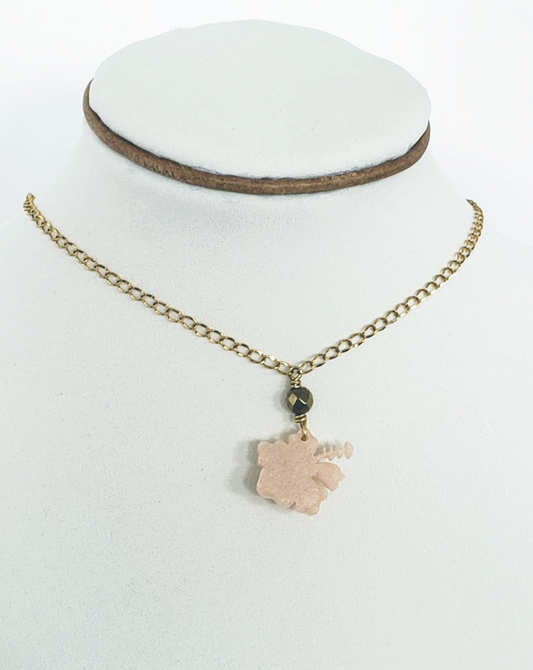 Collar en Acero Inoxidable  Flor Maga en Resina color Durazno Pastel  Piedra Hematite Dorado - K.Beloved LLC