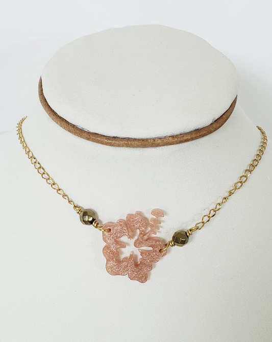Collar Acero Inoxidable  Flor Grande  Maga en Resina color Durazno y   Hematite Dorado - K.Beloved LLC